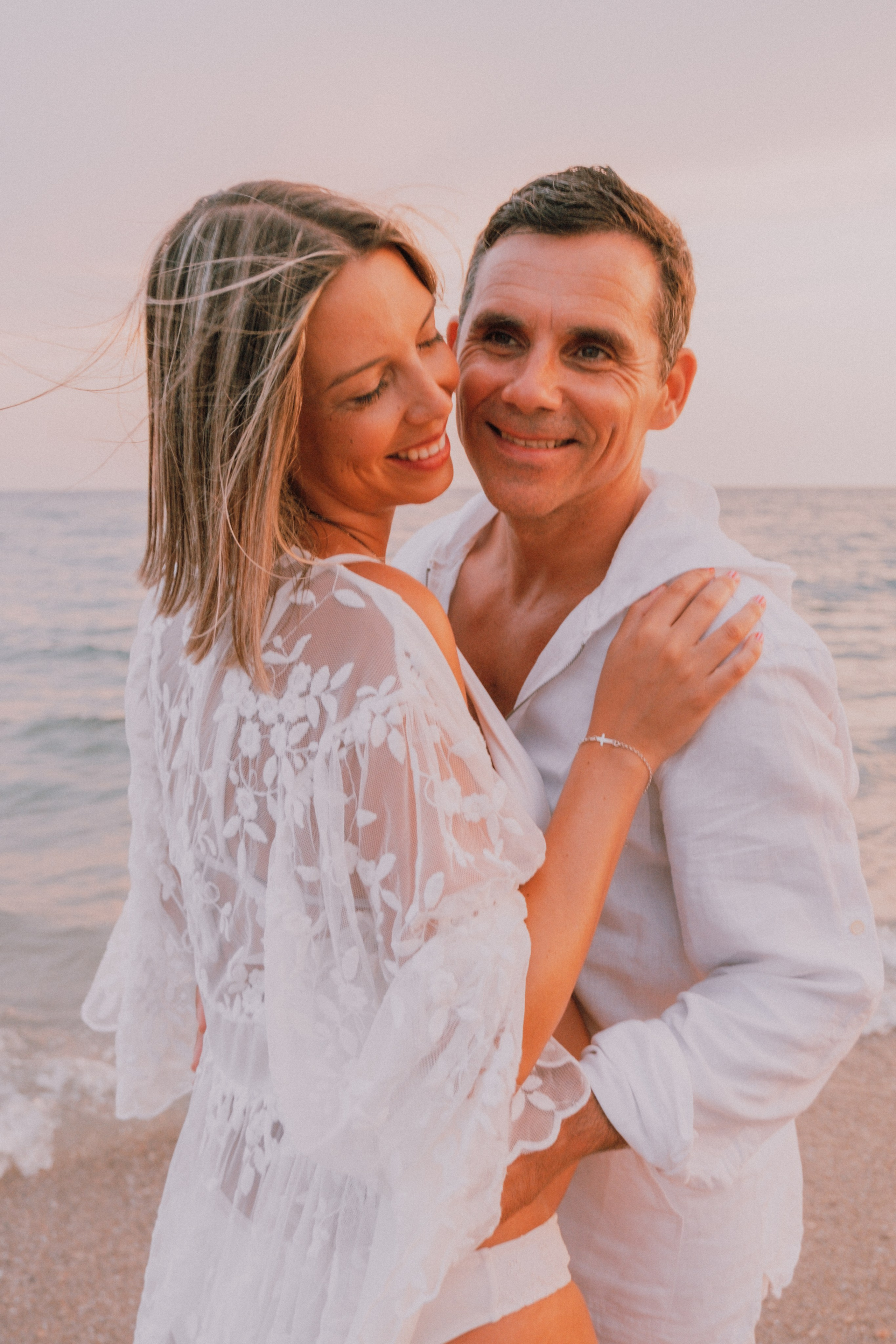 Sesión embarazo en la playa. Fotografía profesional en Calafell - Elena Medvedeva