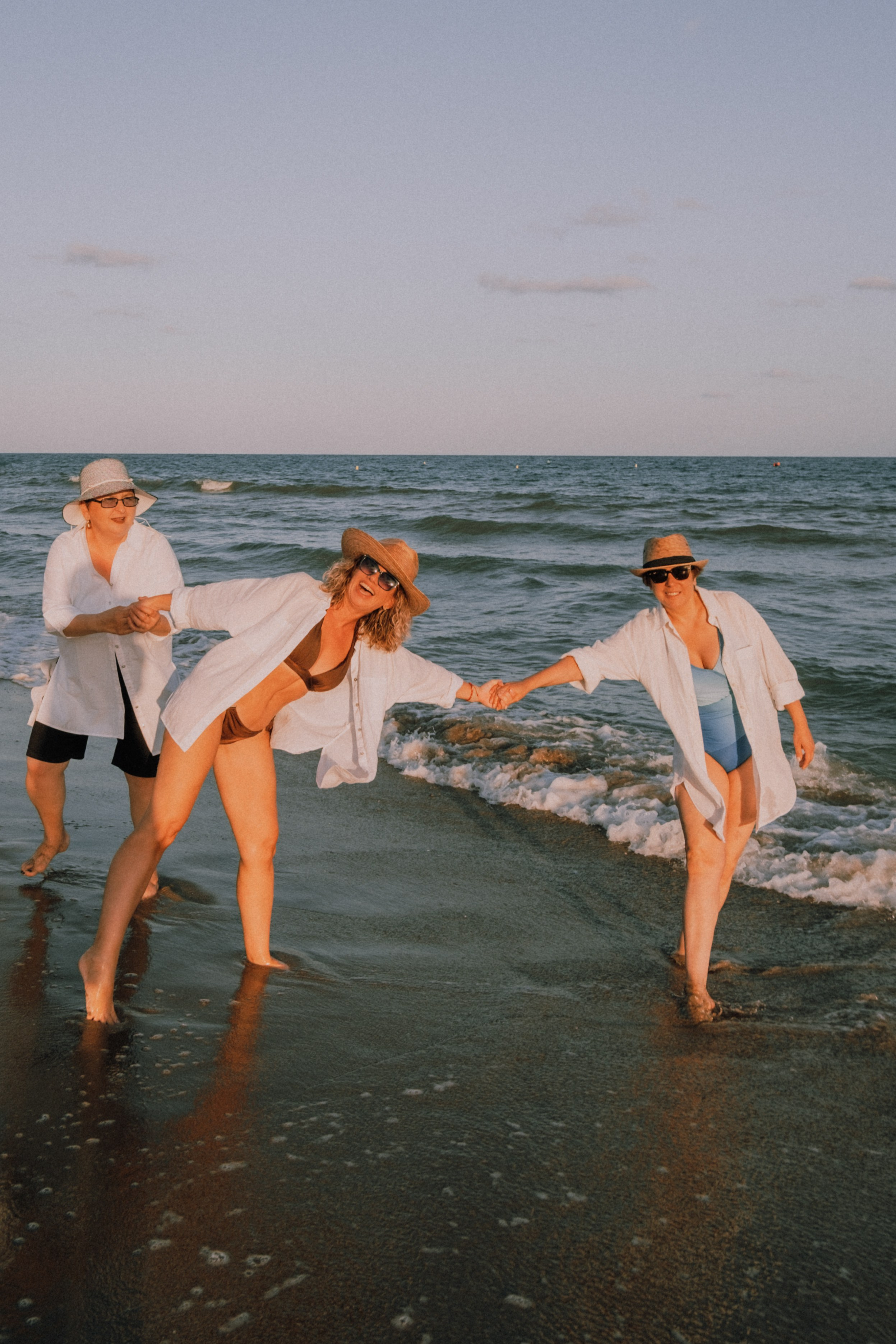 Sesión de amigas en la playa. Fotografía profesional en Calafell - Elena Medvedeva