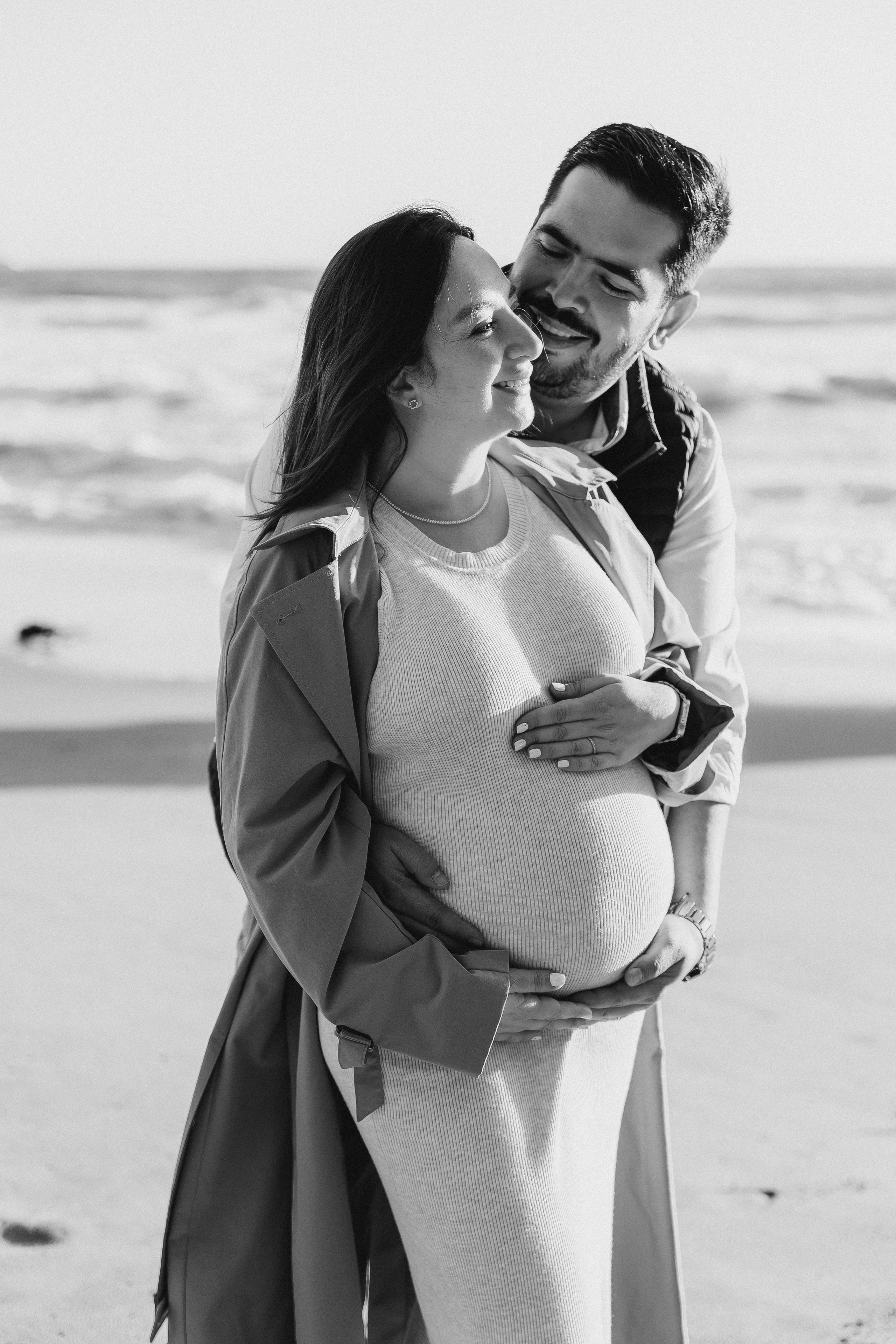 Sesión de embarazo en la playa — Luz suave y amor puro. Photographer in Santiago, Chile Anna Almazova