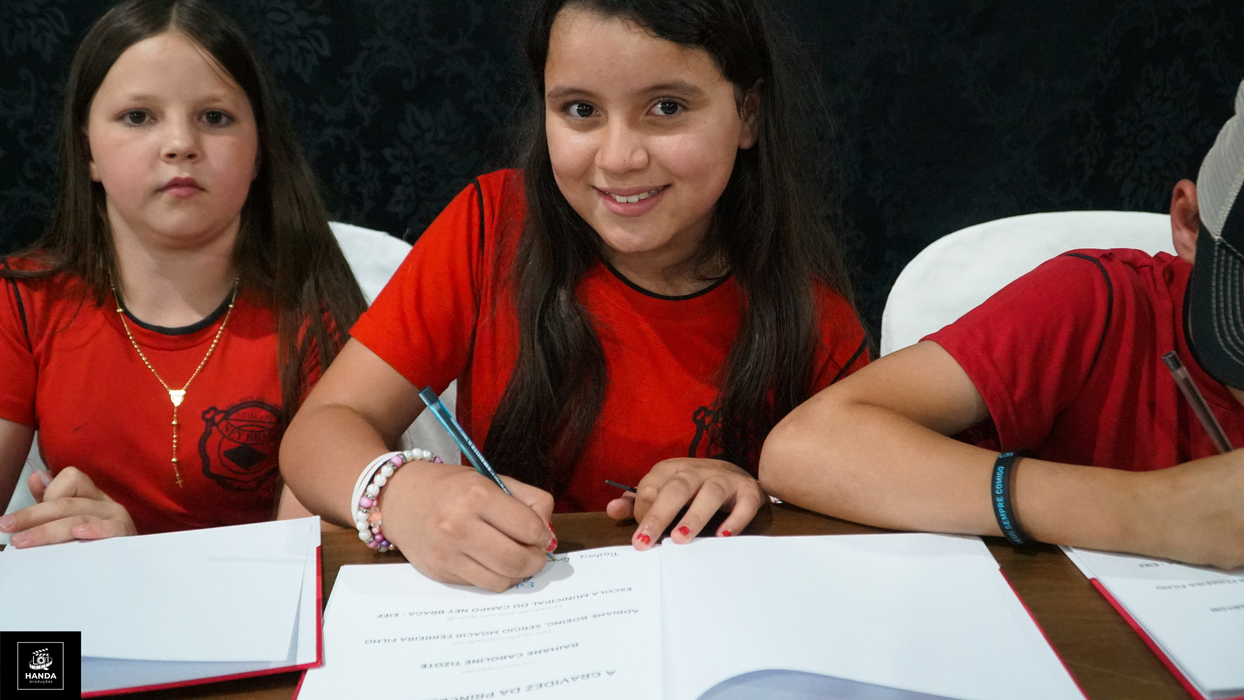 Noite autógrafos colégio Aurélio Buarque de Holanda. Handa Produções
