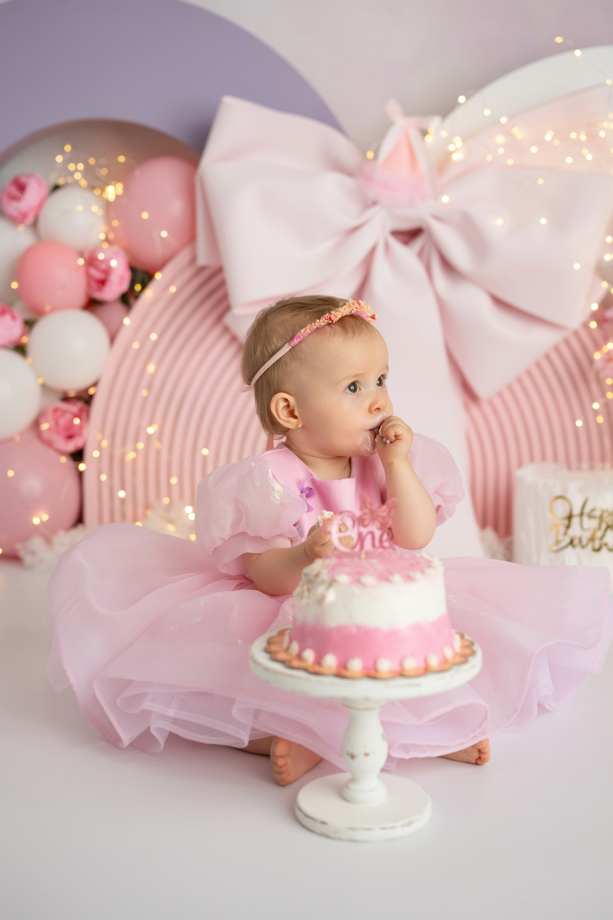 Smash the cake. Photographer Claudia Jidovineantu