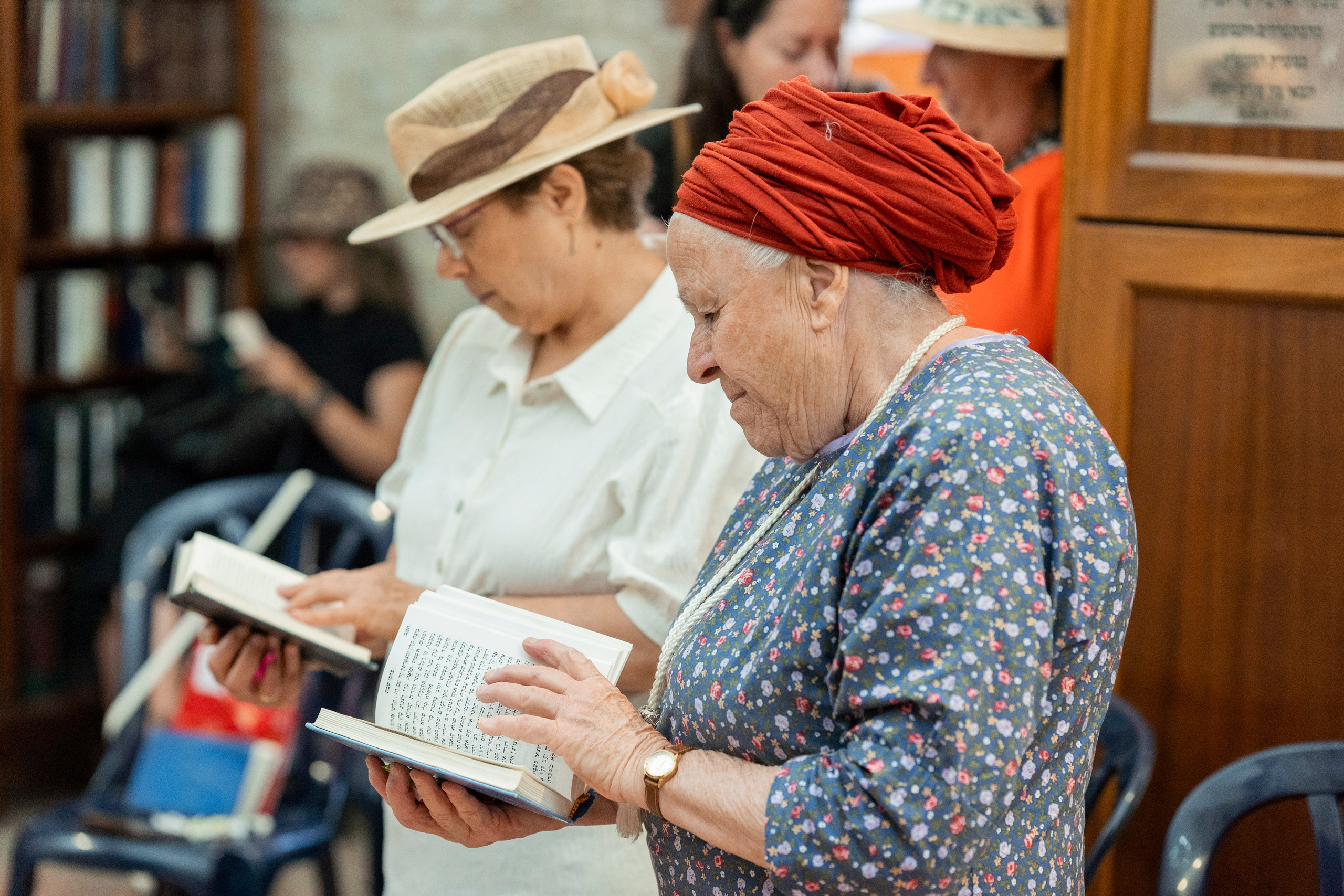 הנחת התפילין רפאל לוי. יוסף מזרחי צילום חתונה, ברית וזוגיות. צלם מקצועי שאוהב להוציא אתכם הכי יפים ברגעים הכי מרגשים