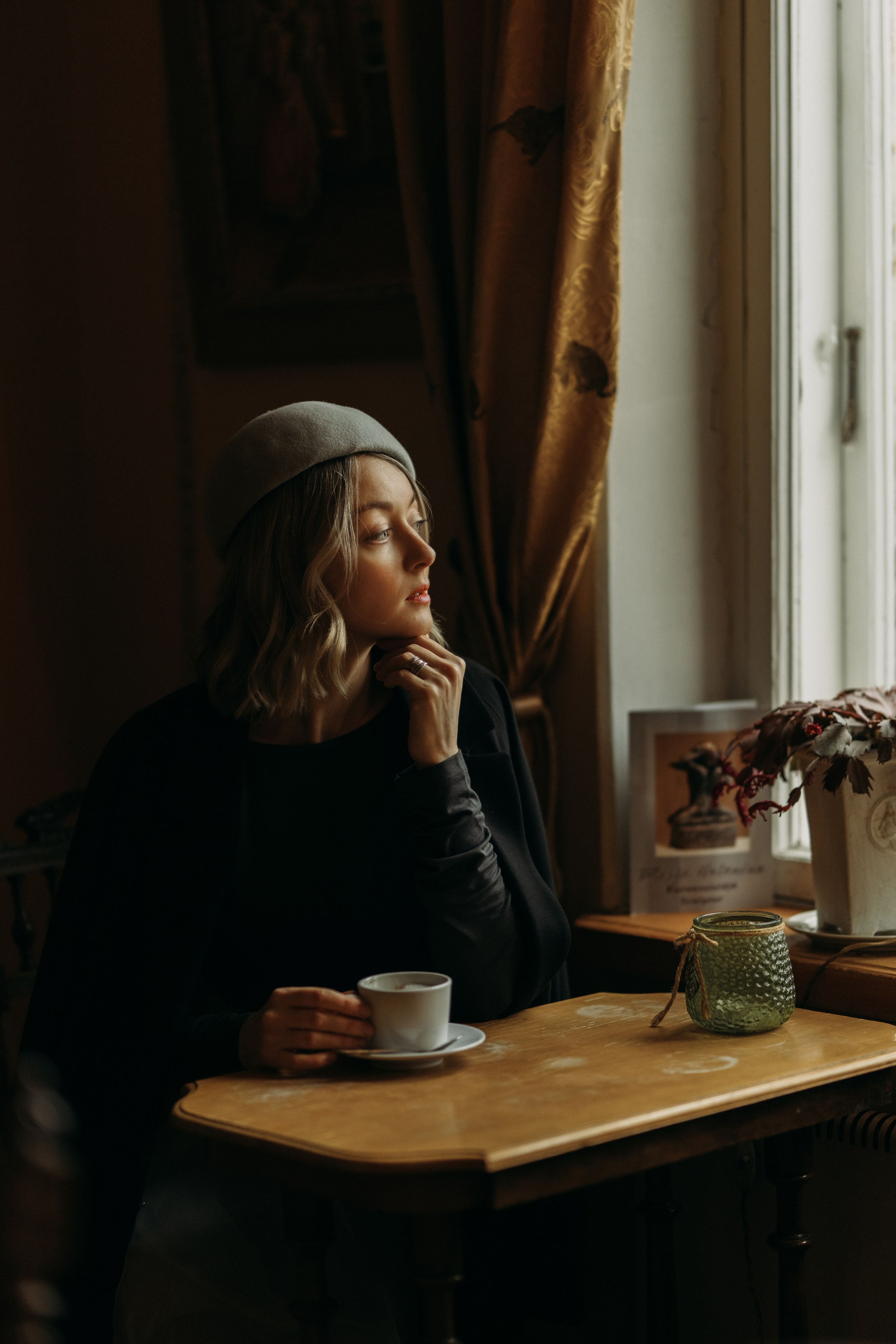 Woman phoshoot. Wedding and potrait photographer in Helsinki Vickan O