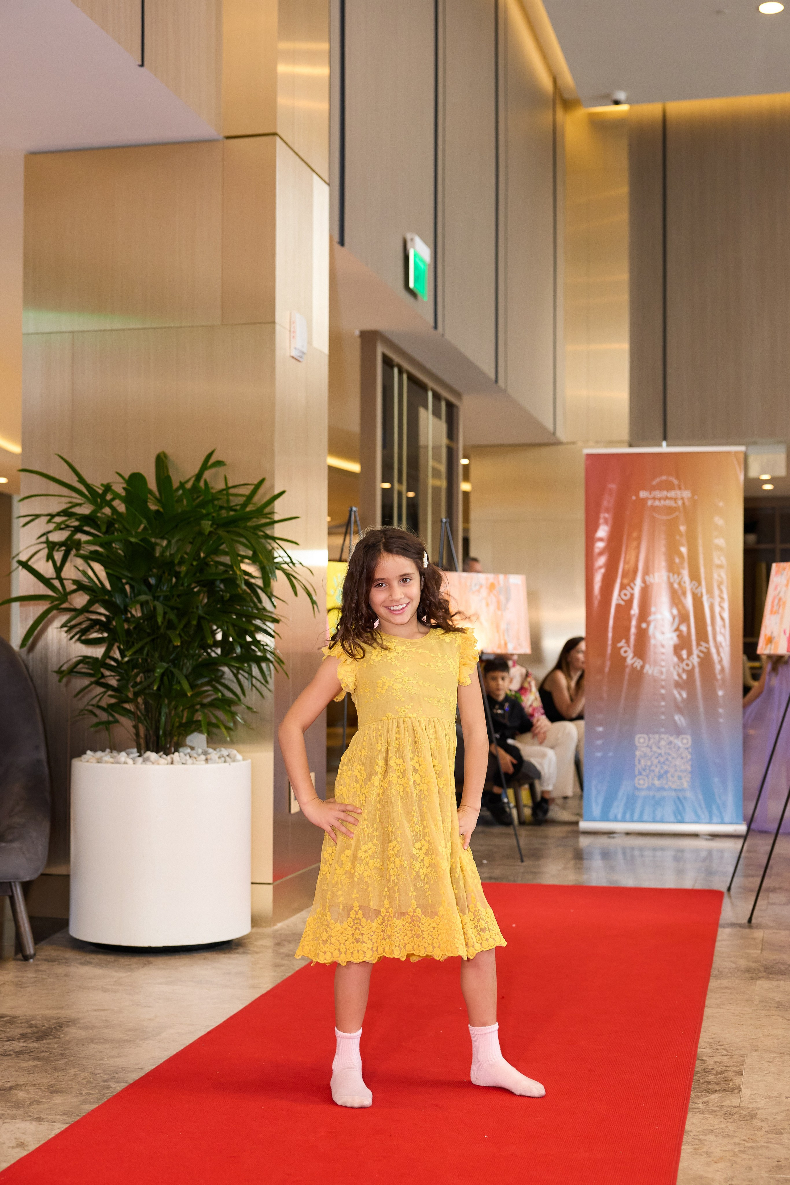 Авторская благотворительная художественная выставка Дианы Бортник. Фотограф Юлия Маковеева