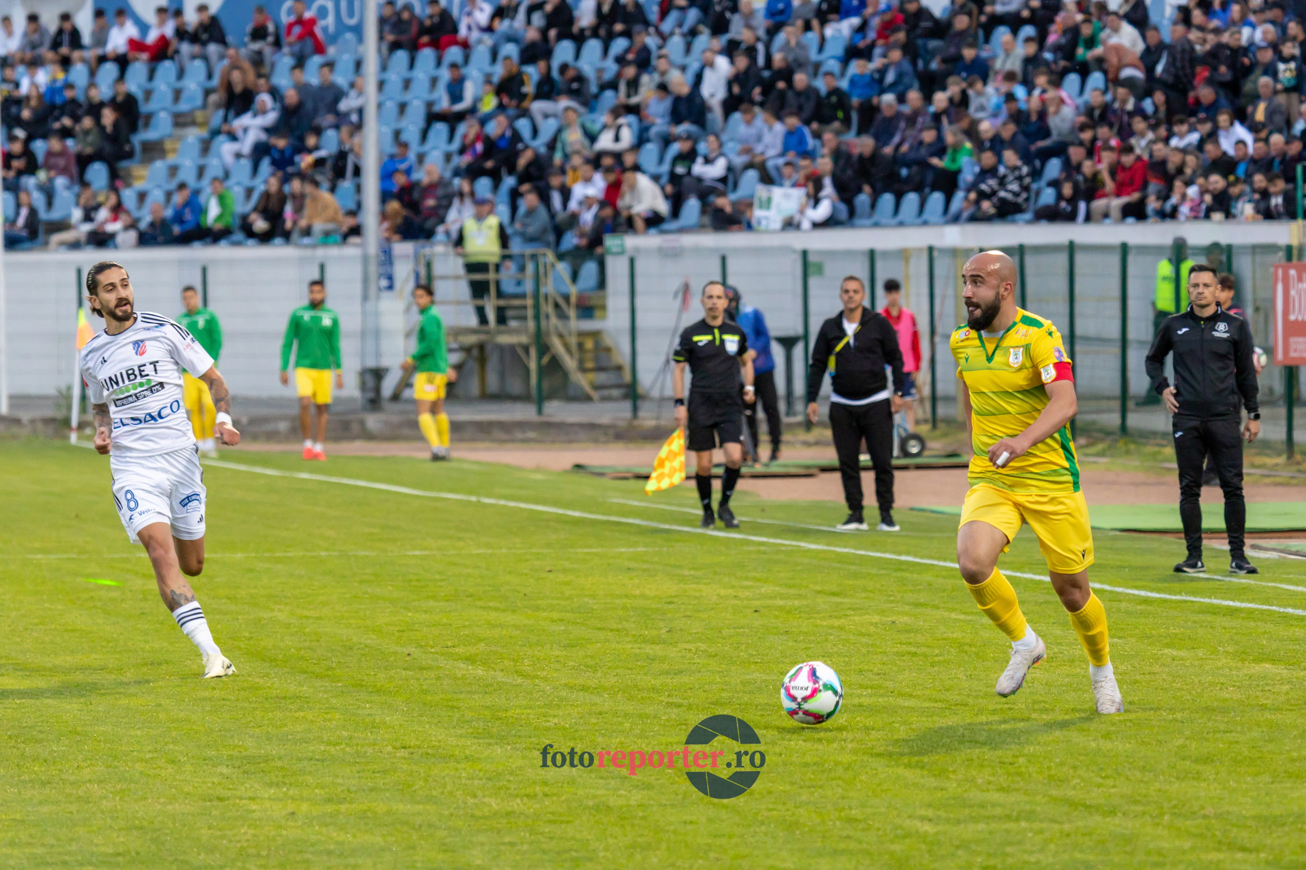 Galerie Foto: FC Botoșani vs. CS Mioveni - Pe 17 mai 2024, am fost martorii unei partide incredibile între FC Botoșani și CS Mioveni, în prima manșă a barajului pentru evitarea retrogradării. În fața unui stadion plin de emoție și speranță, echipa noastră a obținut o victorie importantă, cu un gol marcat de Aldair în minutul 93. 💪 *FC Botoșani 1-0 CS Mioveni*⚽️ Urmăriți momentele cheie ale meciului și bucuria suporterilor în această galerie foto! Pregătiți-vă pentru meciul de retur de pe 24 mai, când vom lupta din nou pentru a rămâne în prima ligă.#FCBotoșani #CSMioveni #BarajRetrogradare #ForzaBotoșani 
