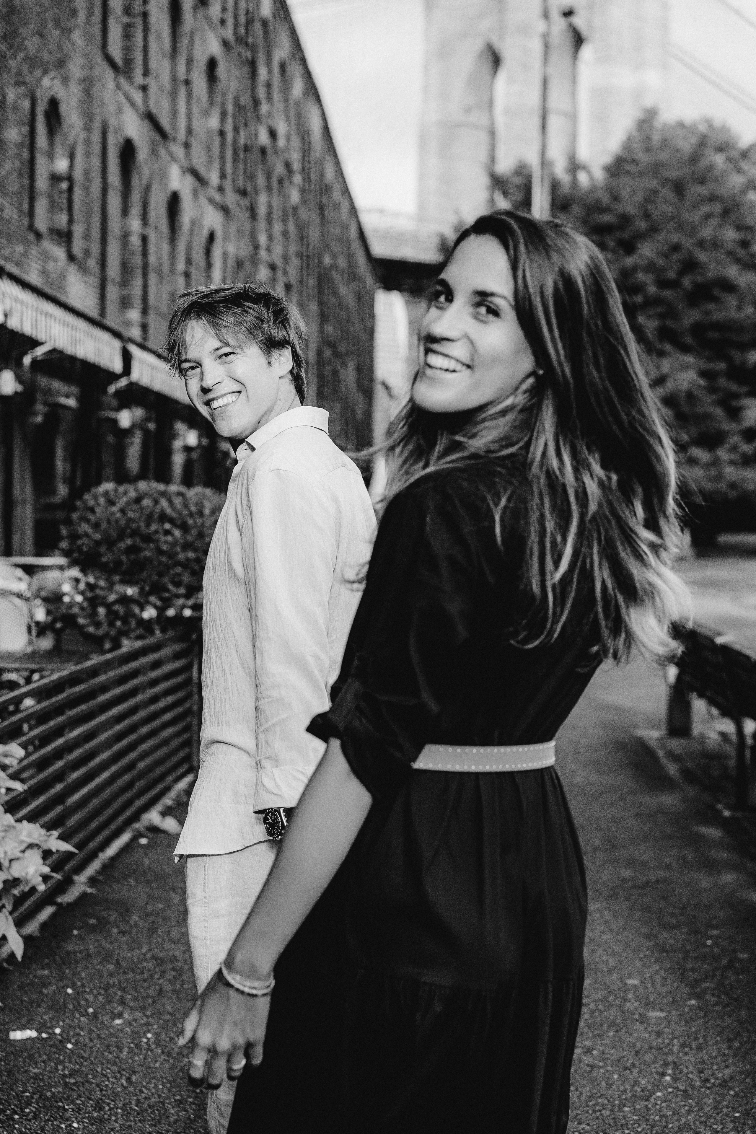 Couple in Dumbo and on the Brooklyn Bridge. Videographer and photographer in New York // MAKAROV.VIDEO