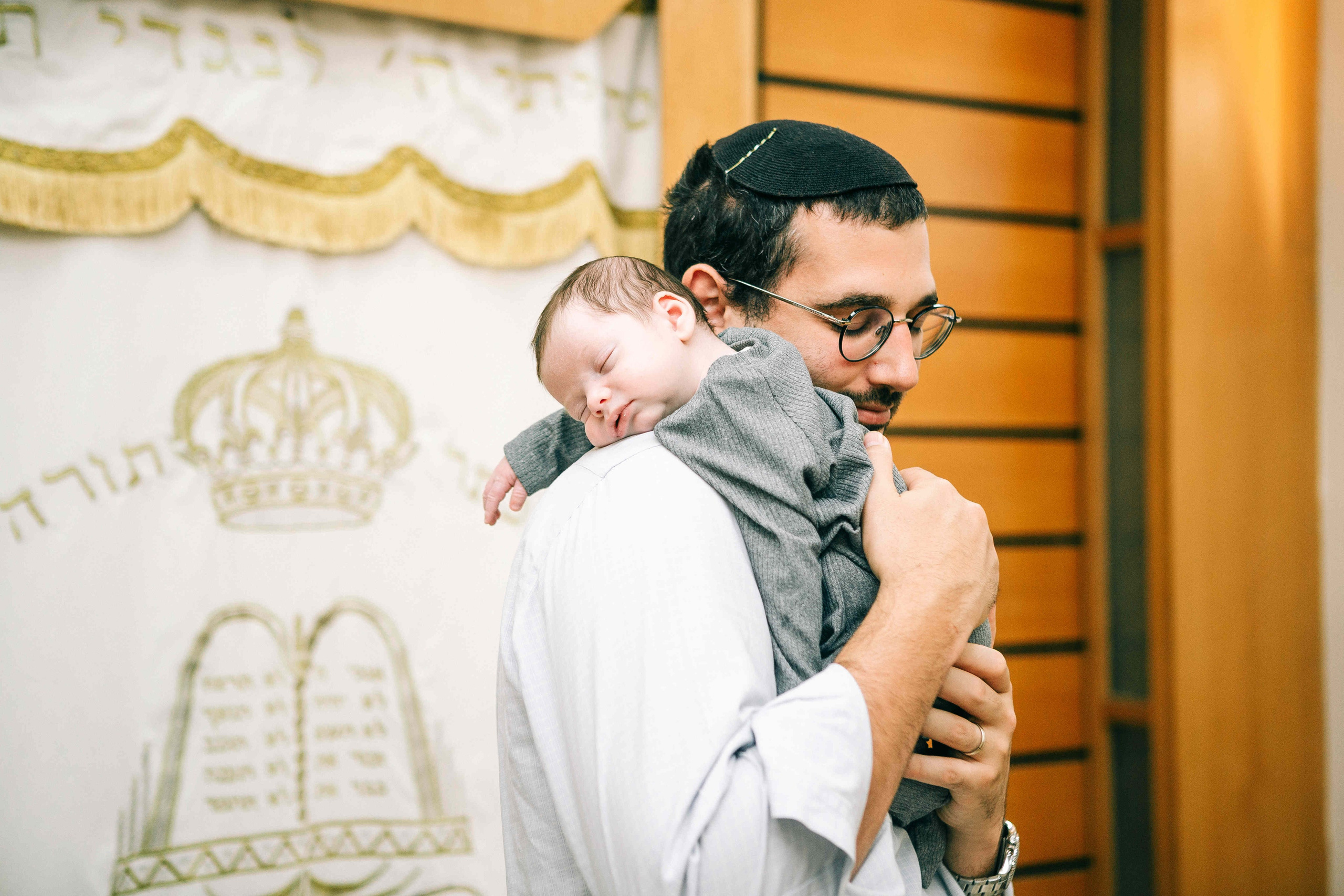 BRITH MILA IN THE SMALL SYNAGOGUE. PHOTOGRAPHER IN ISRAEL