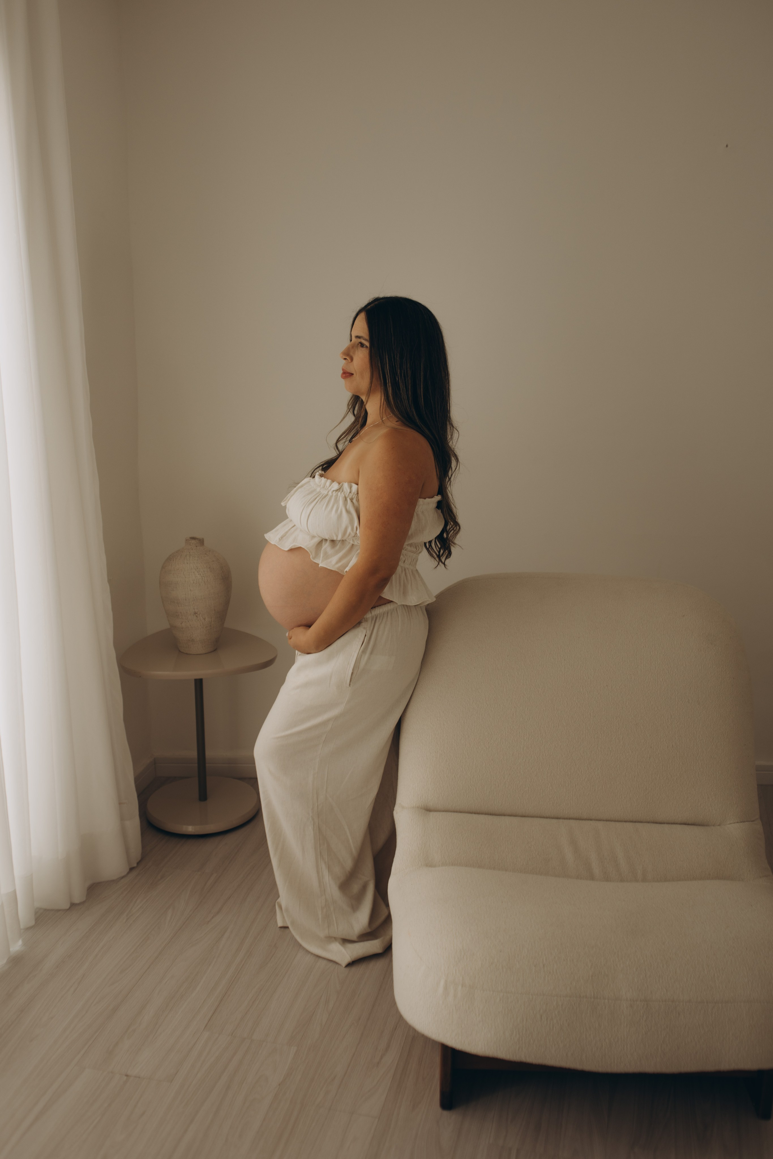 ensaio gestante minimalista em estúdio em Sorocaba