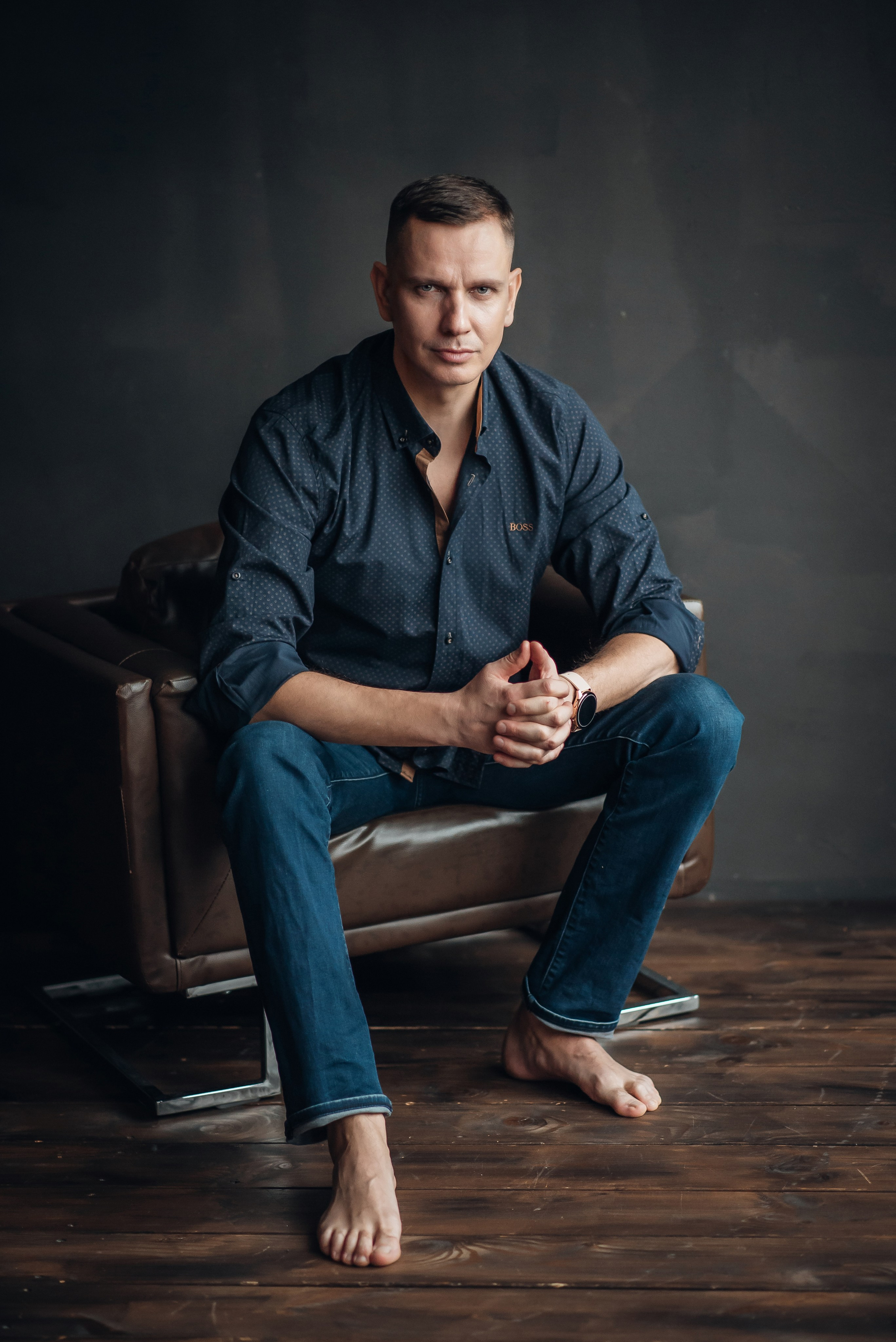 Fotosesijos studijoje. Aukse Stravi fotografė