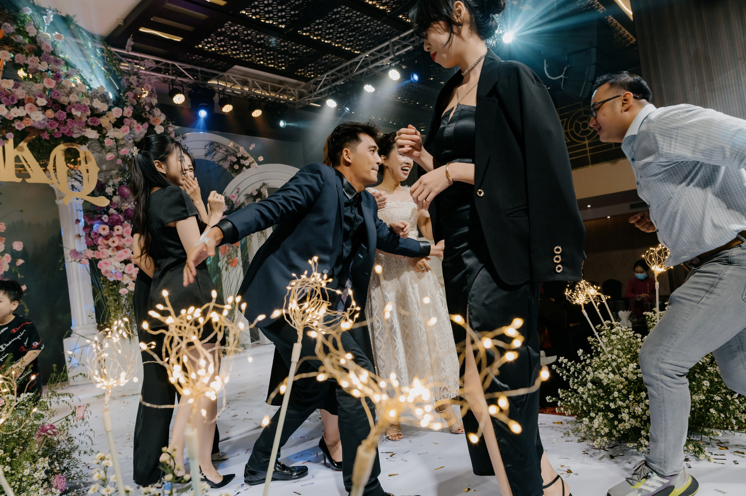 KHANG & QUYEN / Lavela Hotel. Saigon Wedding Present | Art Beyond Moments