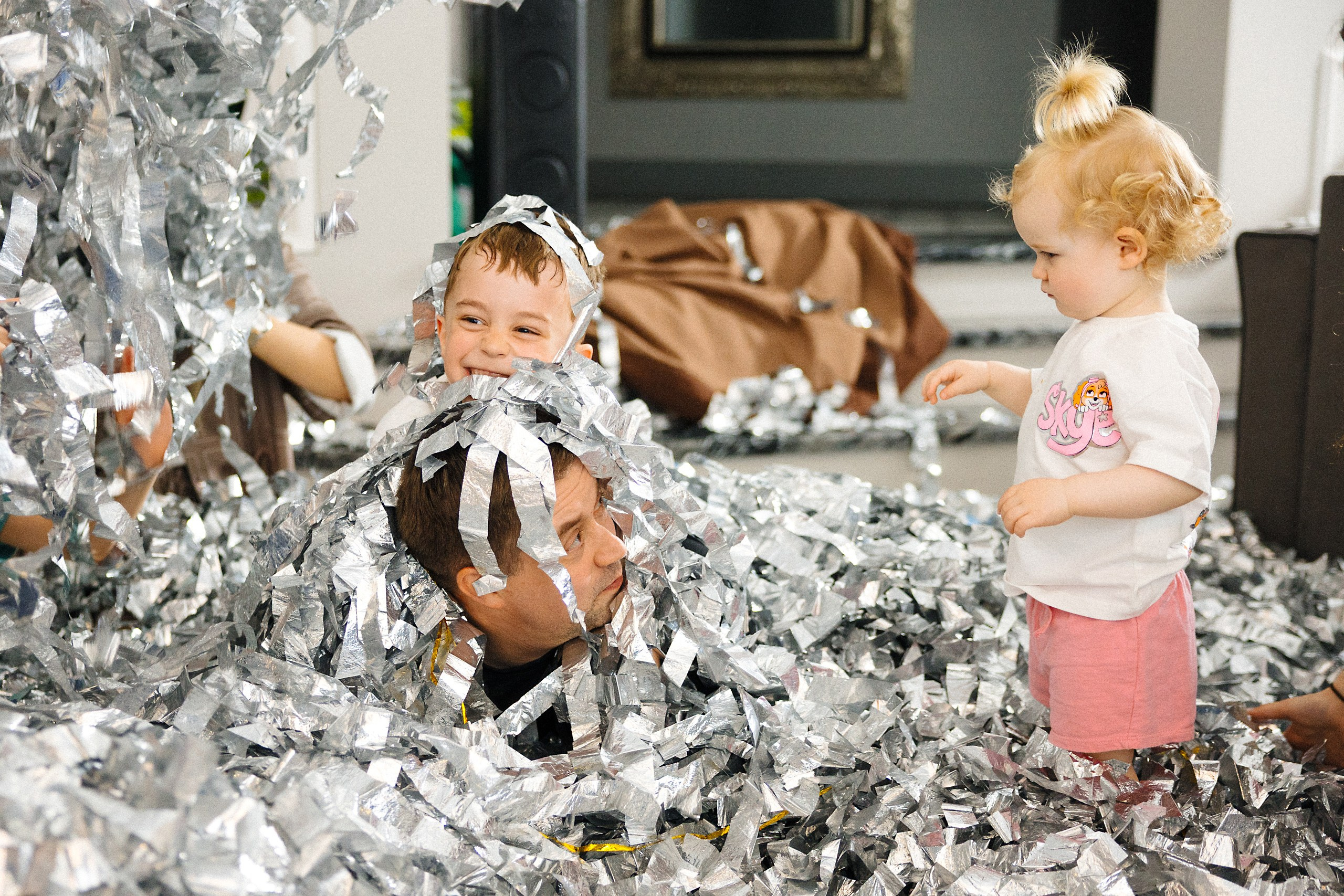 Фотосъёмка детского дня рождения с аниматором и фольгированной дискотекой в Риге. Евгений Тимофеев | Свадебный и контент-фотограф и видеограф в Риге
