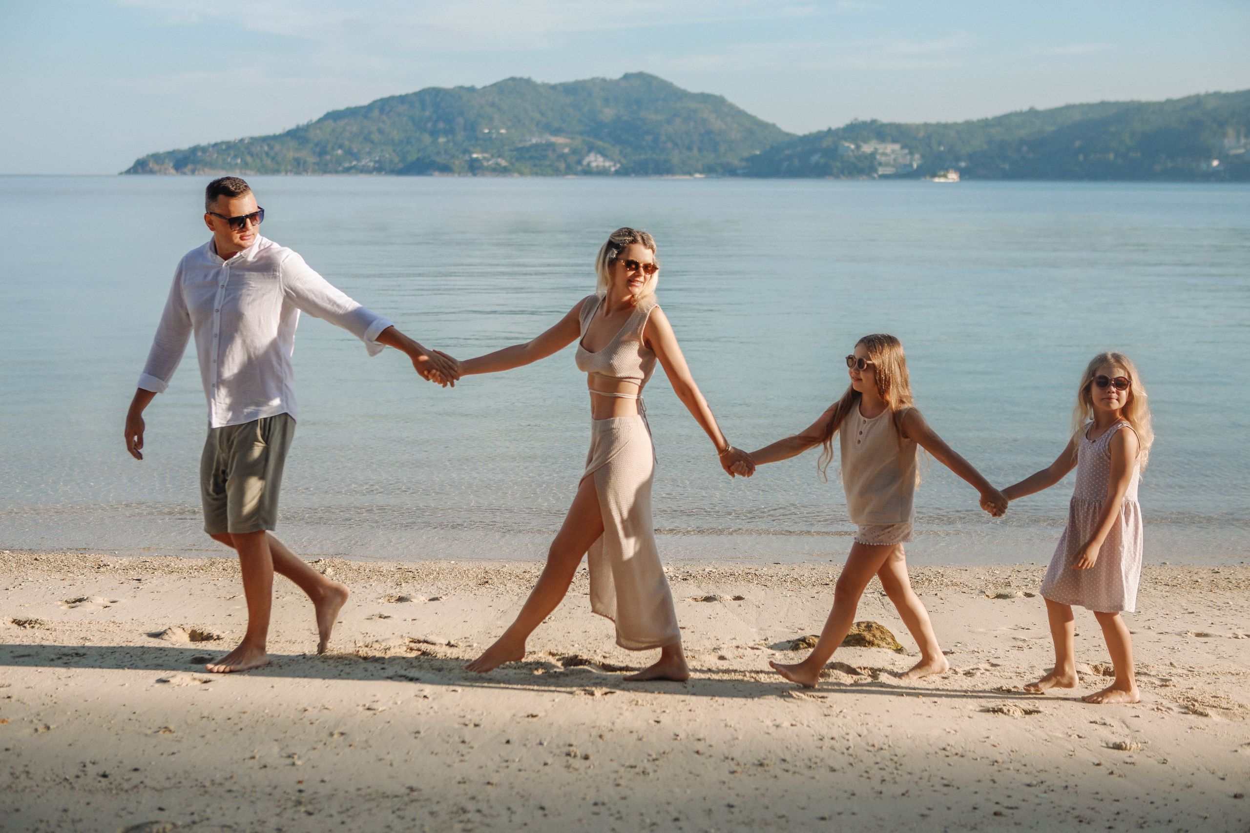 Семейная фотосессия на пляже Пхукета на закате