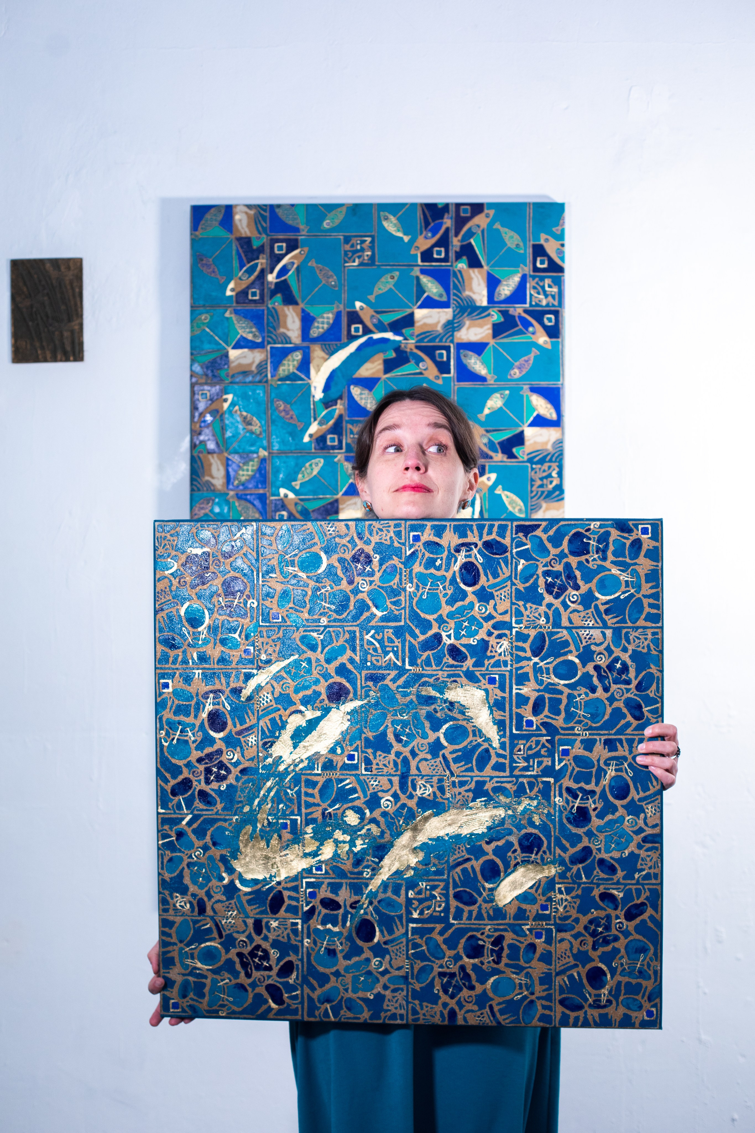 Opera su tela “Signore Poltrone” di Nadia Kuprina, tecnica mista complessa e altamente manuale, pattern astratti e ritmo visivo, blu e oro, lavoro esposto più volte in gallerie, forte valore di investimento nel contemporaneo.