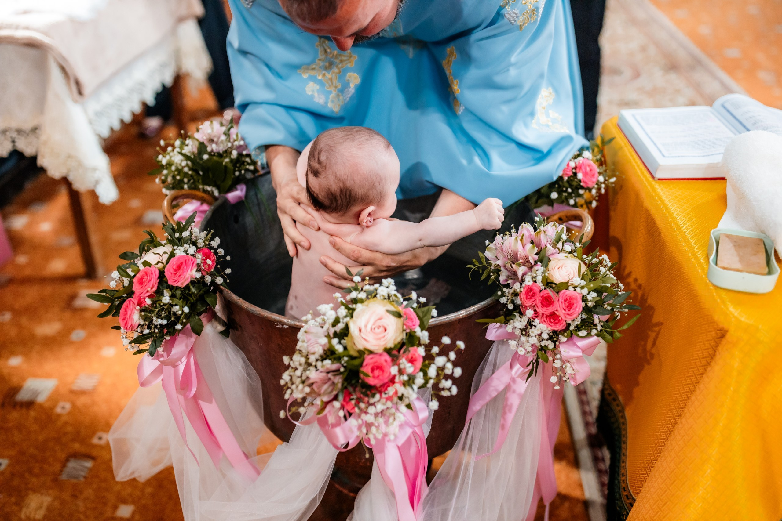 fotograf botez , fotografie botez Botoșani, fotograf Alin Chirilă, amintiri botez, fotografii botez, botez Miruna Parascheva, fotograf copii, fotografie botez în Botoșani-alt="botez , fotografie botez Alin Chirilă, amintiri botez, fotografii emoționante botez Botoșani"-- fotografii-botez-bebelus- amintiri-botez-micuț- moment-sfânt-crestinare- fotografie-emotionanta-botez- detalii-botez-bebelusi- parinti-fericiti-la-botez- fotograf-botez-profesionist- botez-in-biserica-ortodoxa- micuț-botezat-cu-emoție- zâmbete-și-lacrimi-la-botez- bebeluș-la-cristelniță- decor-botez-colorat- botez-cu-dragoste-și-credință- emotie-pura-la-botez- fotograf-botez-botosani- botez-iasi-suceava-fotograf- amintiri-nepretuite-botez-- Preotul ținându-l pe micuțul Mathias Gabriel la botez, în biserica Înălțarea Domnului, Copălău  - Detalii de la botezul lui Mathias – lumânare, trusou și icoană  - Familia lui Mathias Gabriel alături de micuț, în ziua botezului  - Portret emoționant cu mama și bebelușul în brațe, în biserică,fotograf profesionist evenimente Botoșani, Iași, Suceava, Fălticeni, Bacău, Pașcani, Roman - AlinoFotoStudio by Alin Chirilă - servicii foto nuntă, botez, cununie, ședințe foto creative, albume personalizate, fotografii emoționante și calitative pentru cele mai importante momente din viață,fotograf nuntă Botoșani Alin Chirilă,  ședință foto botez Iași - AlinoFotoStudio,  servicii fotograf profesionist evenimente Suceava,  fotograf cununie civilă Fălticeni - Alin Chirilă,  album foto nuntă personalizat Bacău.“Bebeluș botezat în biserică, ținut în brațe de nași”	•	“Detaliu cu lumânarea de botez decorată cu flori albe”	•	“Părinți emoționați alături de copilul lor la ceremonia de botez”	•	“Masa festivă de botez cu decor tematic și tort personalizat”	•	“Momentul în care preotul toarnă apă sfințită pe fruntea bebelușului”	“Bebeluș în rochie albă de botez, zâmbind în brațele mamei”	•	“Detaliu cu cruciulița de botez așezată pe o pernă de satin”	•	“Părinți și nași aprinzând lumânările în timpul ceremoniei de botez”	•	“Tort de botez decorat cu figurine tematice și numele copilului”	•	“Copil botezat dormind liniștit în pătuțul decorat festiv”	•	“Momentul în care preotul binecuvântează copilul în fața altarului”	•	“Invitați adunându-se în jurul mesei festive la petrecerea de botez”	•	“Bebeluș ținând în mână o jucărie personalizată primită la botez”	•	“Familie fericită pozând împreună după ceremonia de botez”	•	“Decor tematic cu baloane și flori la locația petrecerii de botez” fotograf Botoșani fotograf evenimente fotograf botez Alin Chirila fotograf alinofotostudio.fotograf botez Amelis Maria, fotografie botez Botoșani, fotograf Alin Chirilă, amintiri botez, fotografii botez, botez Amelis Maria, fotograf copii, fotografie botez în Botoșani,