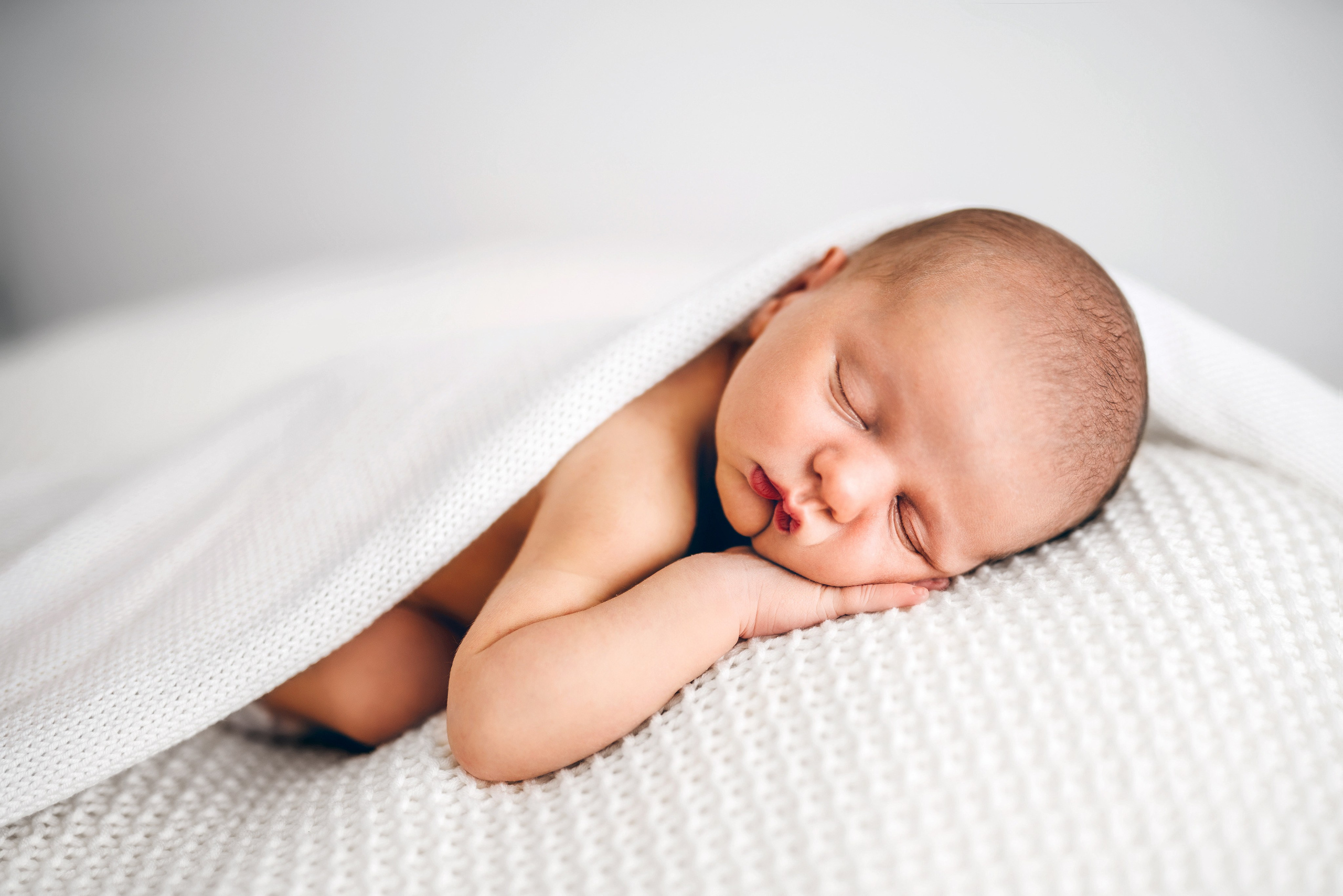 Newborn 2025. Svitlana Miahka fotografa a Genova