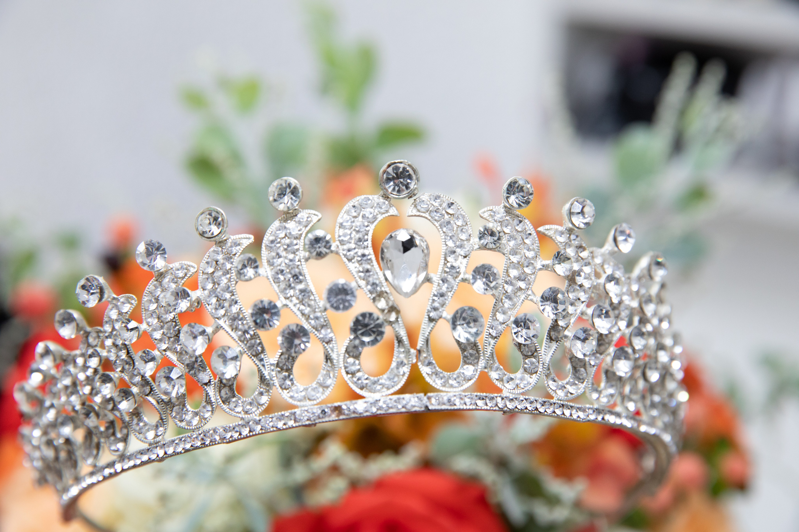 Uma coro linda de casamento com um buquê ao fundo.