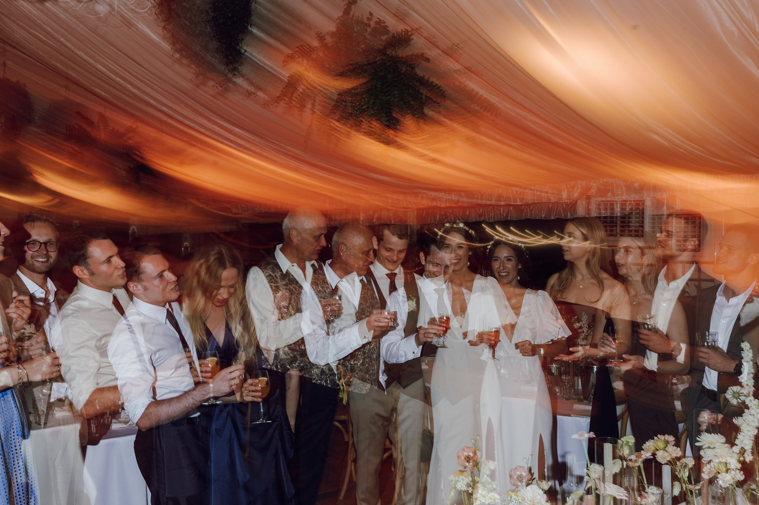 Goście na sali weselnej podczas wesela – reportaż ślubny pełen emocji, fotografia ślubna Poznań.