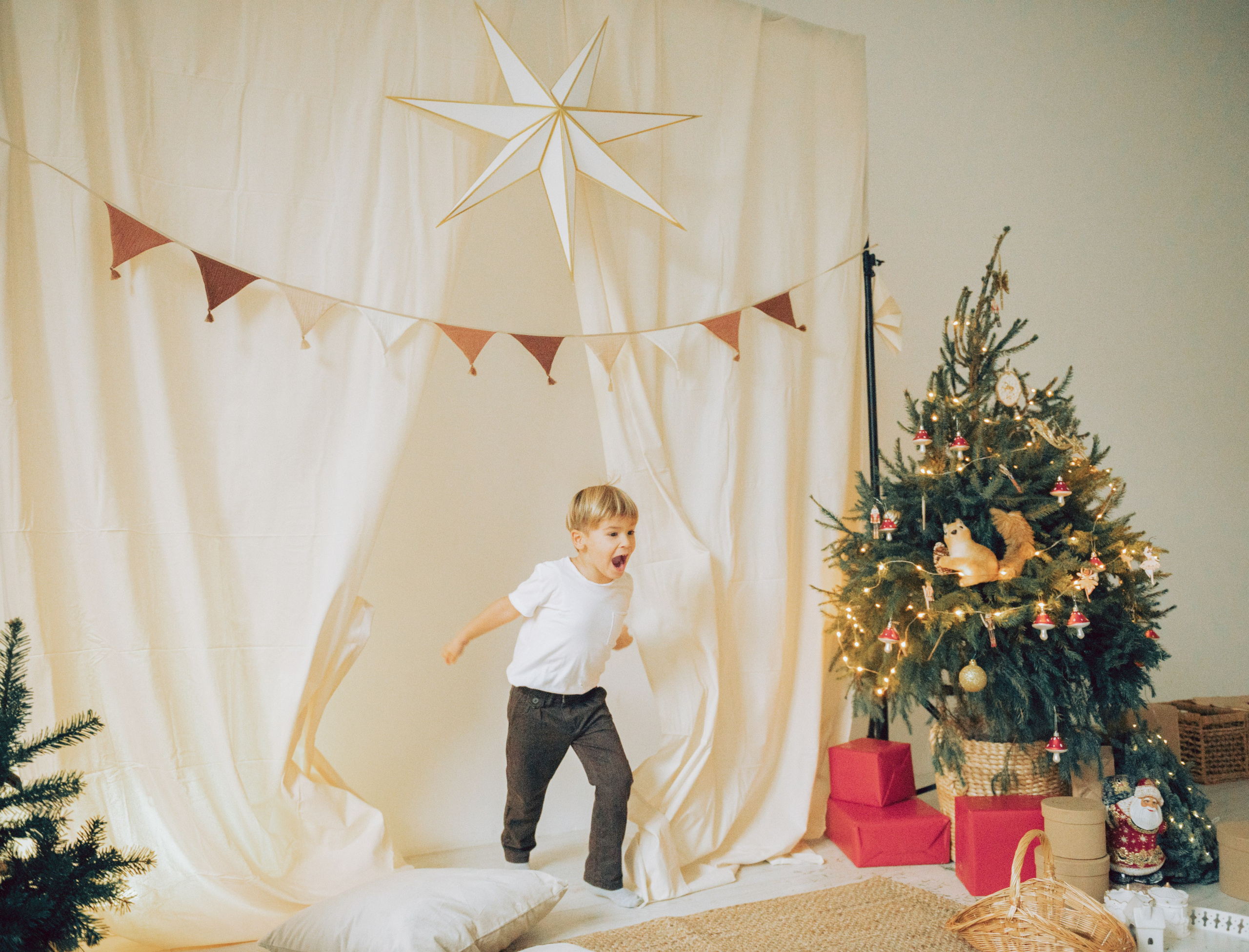 A little boy runs with excitement toward the Christmas tree, filling the room with pure holiday joy. This candid Christmas moment captures the magic, energy, and warmth of the season — perfect inspiration for family holiday photoshoots in Milan. If you’re dreaming of natural, emotional Christmas portraits for your family, this style reflects a cozy, storytelling approach designed to preserve your most heartfelt memories. christmas photoshoot, kid running christmas tree, holiday family photography, candid child christmas, festive home session, storytelling photographer, christmas decor inspiration, natural family photos, holiday magic, indoor christmas session, milan photographer, emotional family photography, anastasiia buchinskaia photographer, anamilanofoto