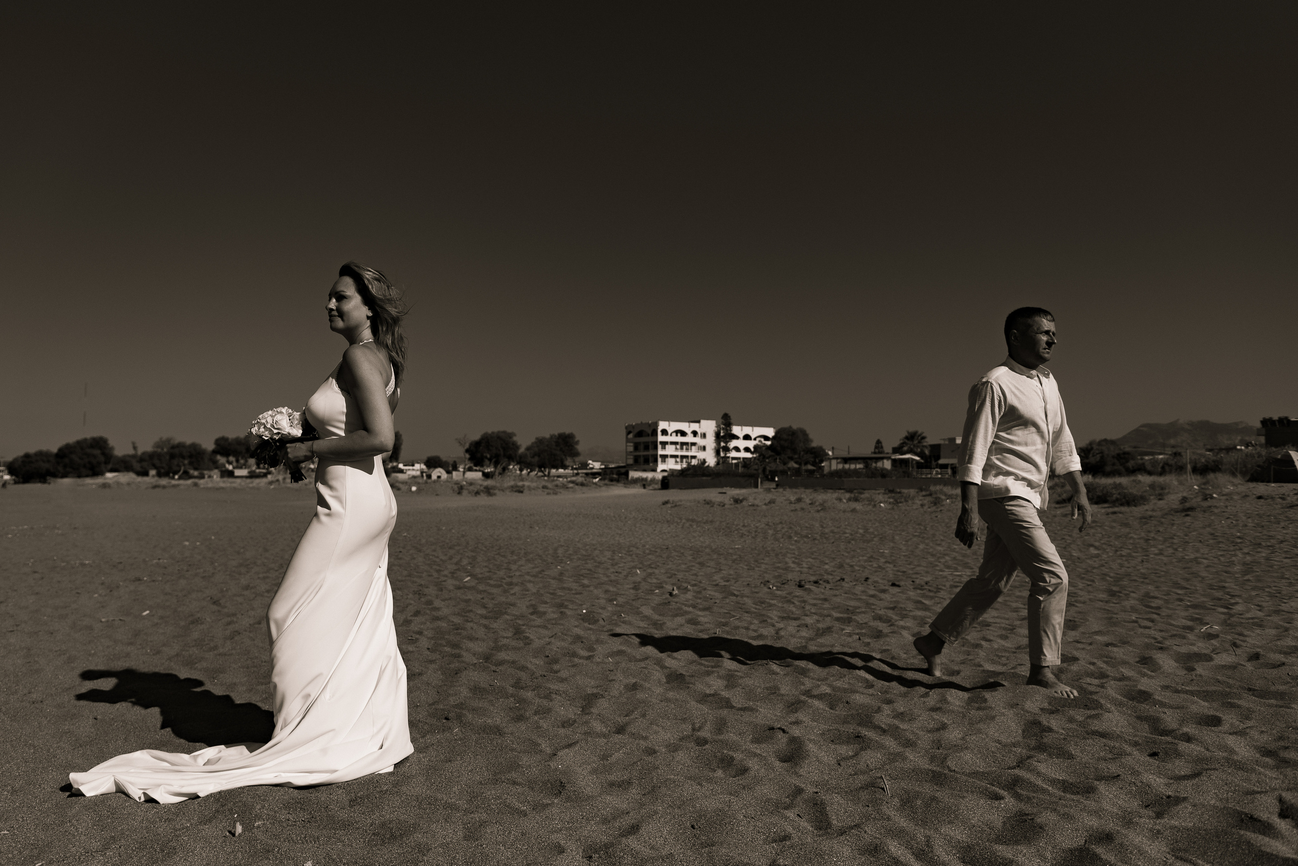 Newlyweds on the beach photographer in Heraklion