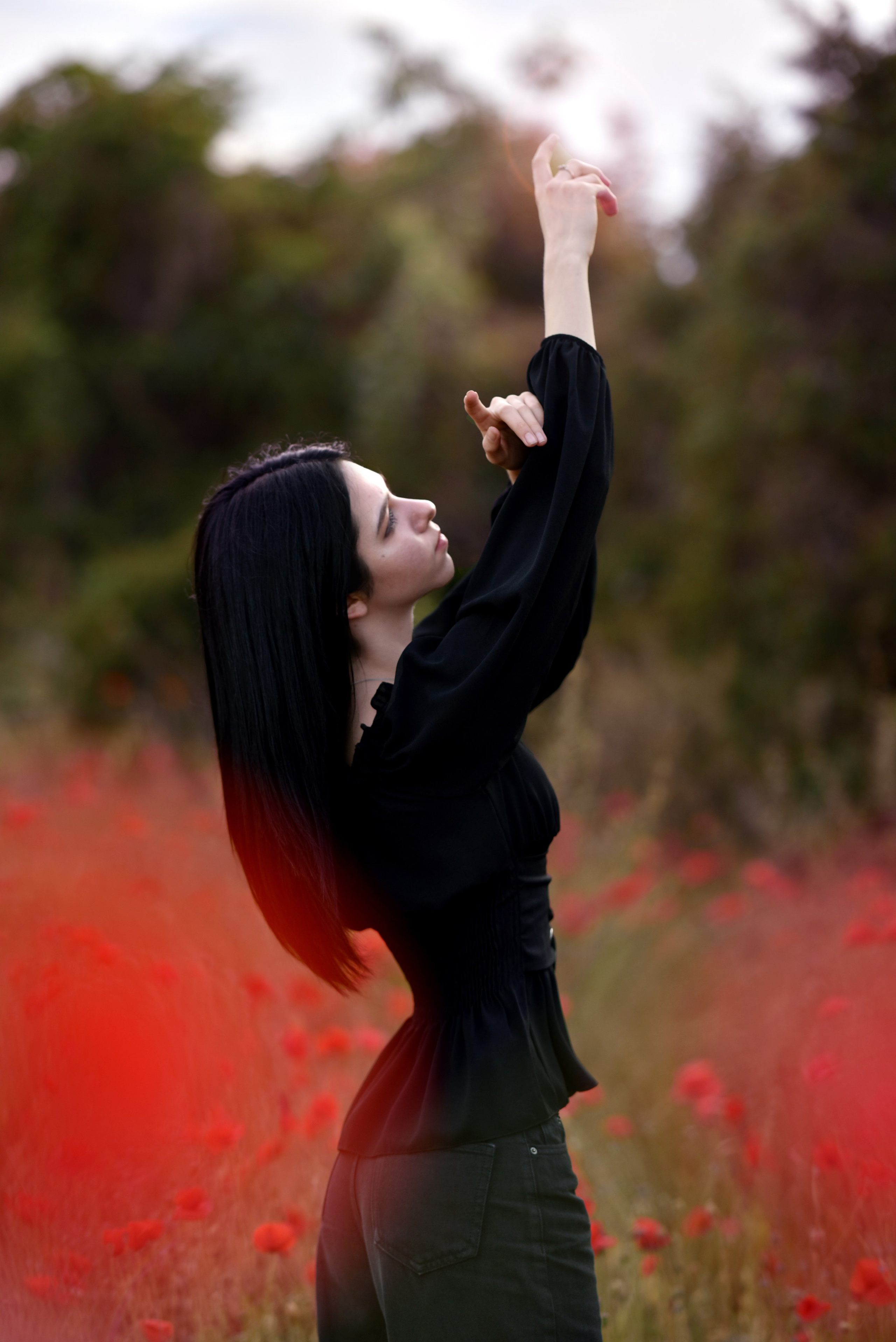 Séance photo dans un champ de coquelicots BEZIERS. Photographe Professionnel à Béziers et Montpellier – Mariages, Portraits et Vidéos Aériennes