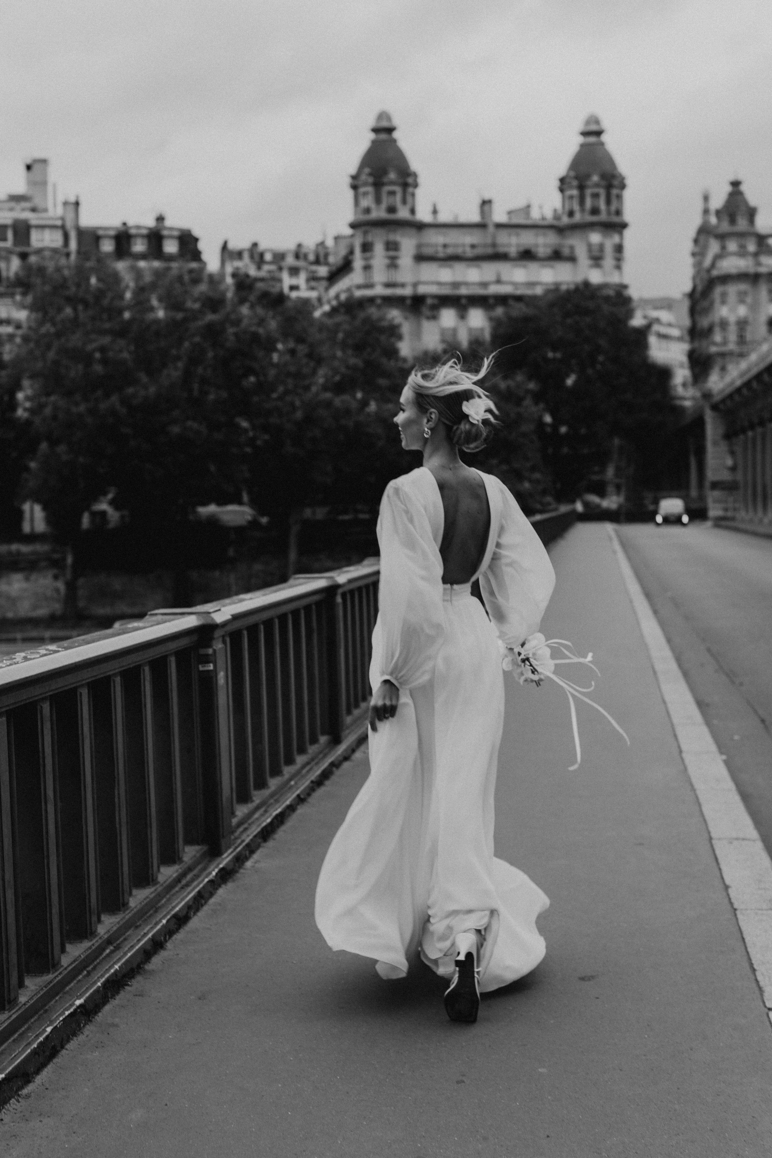 Elopement à Paris près de la Tour Eiffel — une histoire en noir et blanc. Photographe de mariage à Paris