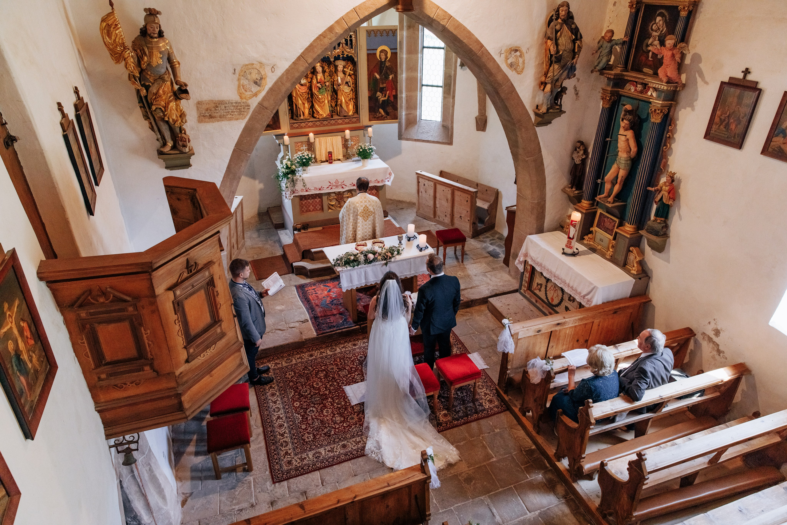 Blick von der Empore auf die Hochzeitszeremonie in der Kirche.