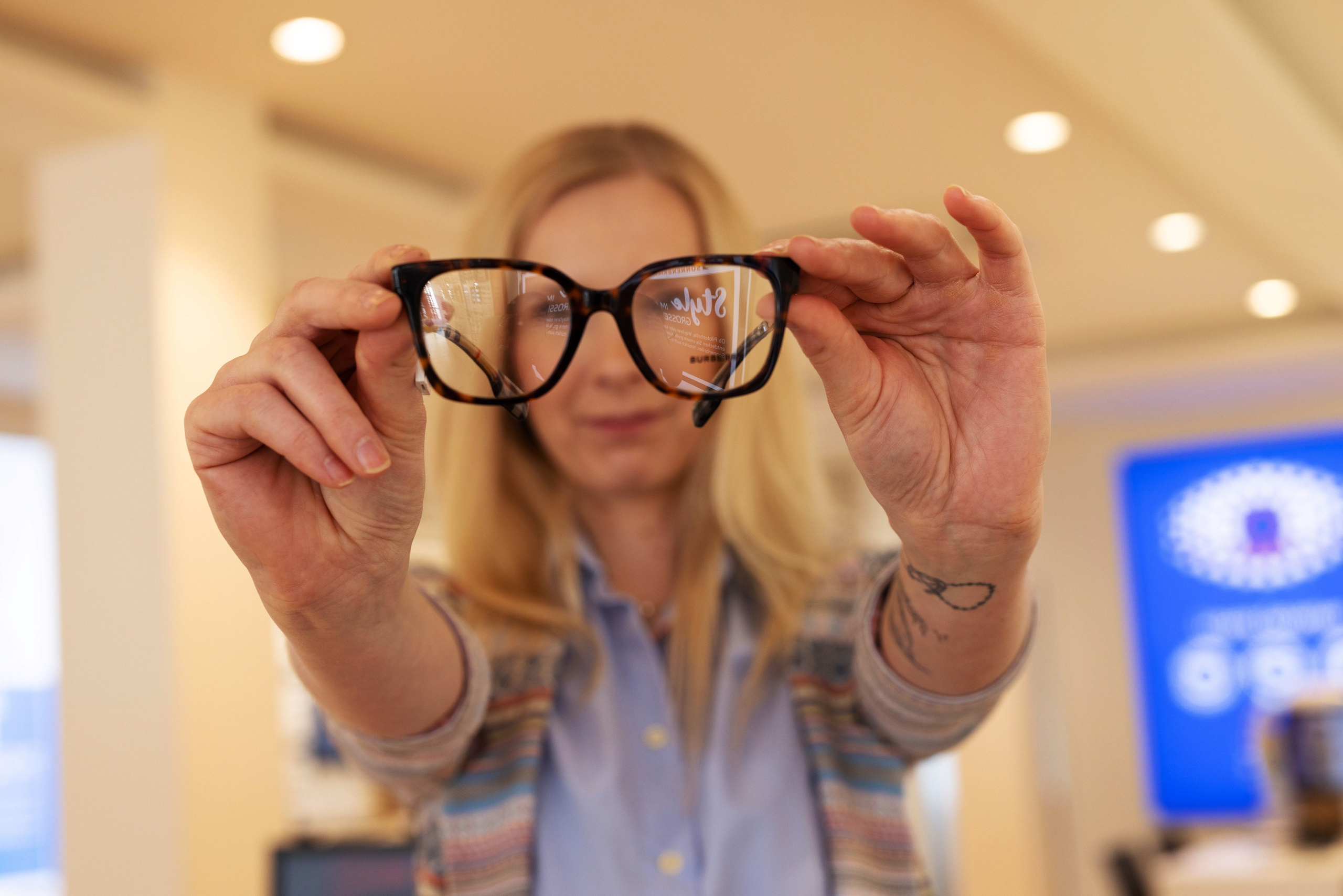 Image-Video für Optiker – Kundenerlebnis im Laden: „Einblick in den Optikerladen, Kunden beim Brillenkauf und bei der Beratung für das perfekte Seherlebnis.