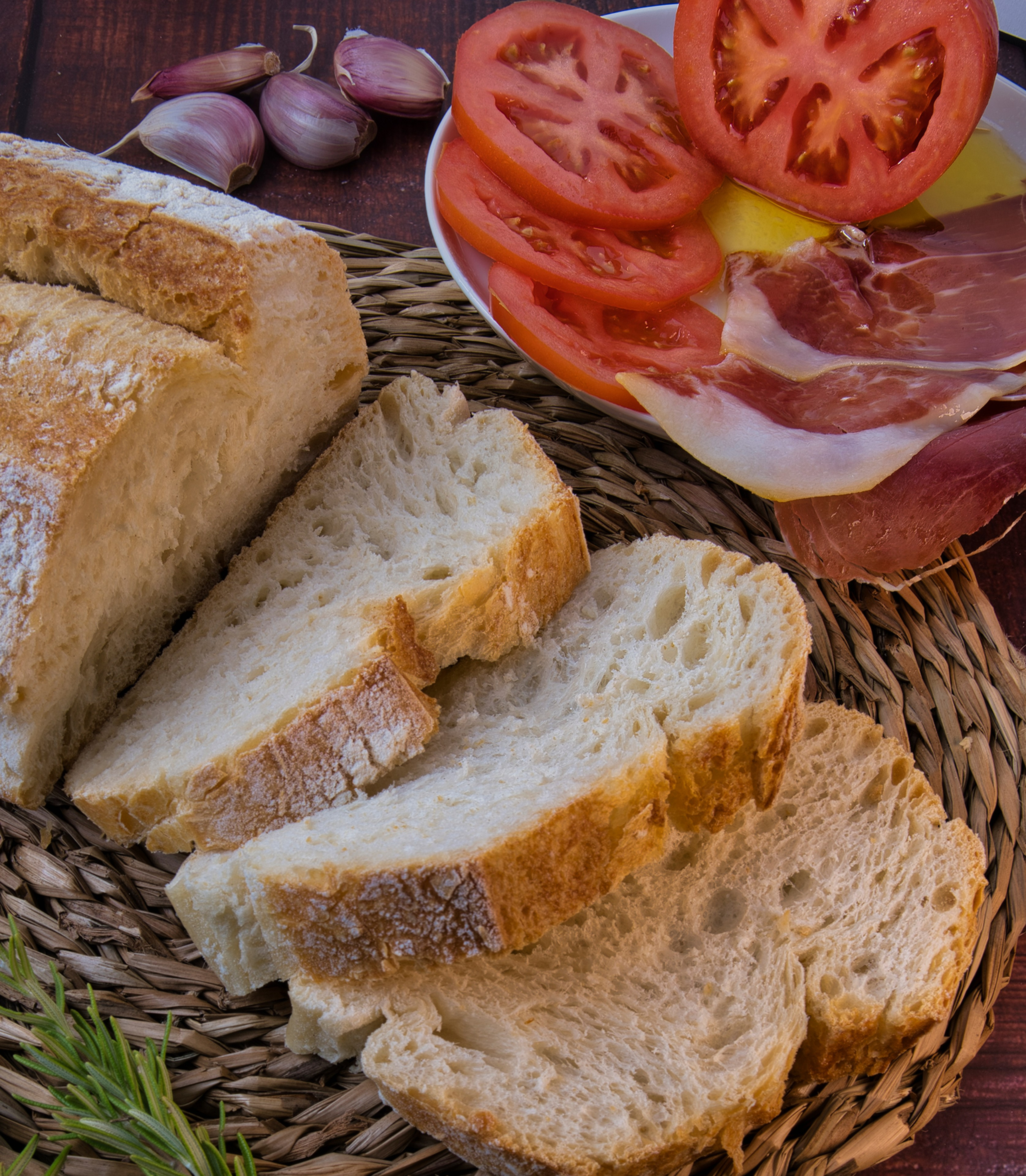 Imagen de comida cuidadosamente emplatada sobre fondo oscuro, capturando detalles y contraste visual.