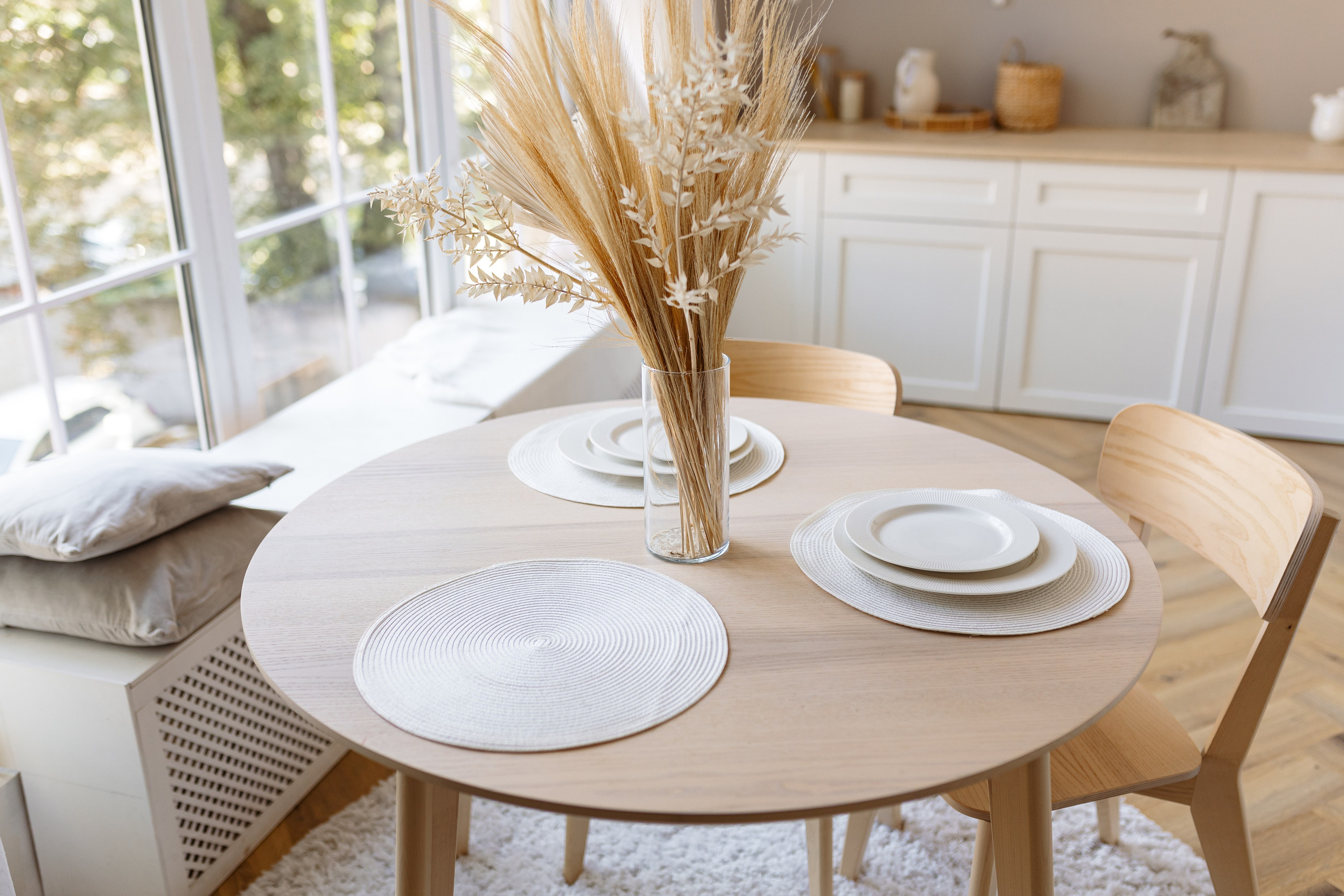 Stilīga telpa fotostudijā ar ķieģeļu sienām un klasiskām mēbelēm