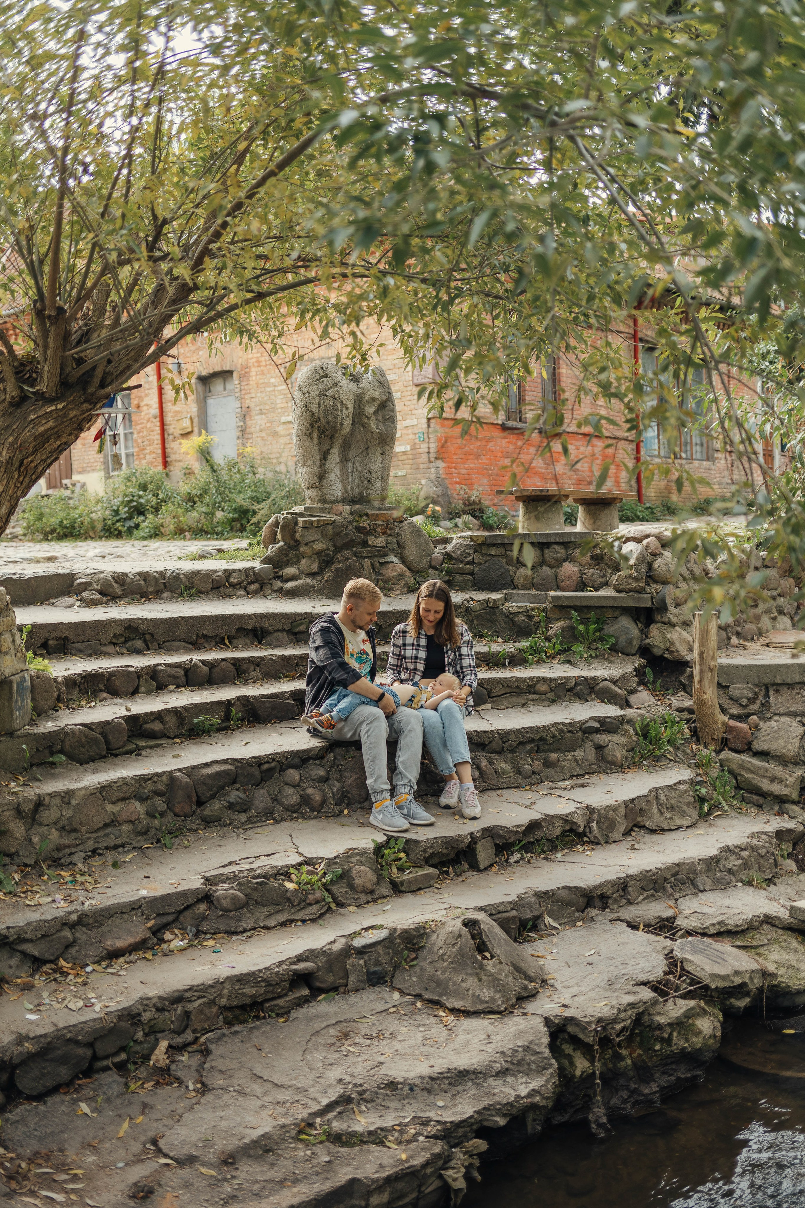 Along the streets of Vilnius in lifestyle style. Family photographer in Vilnuis Svetlana Naumova