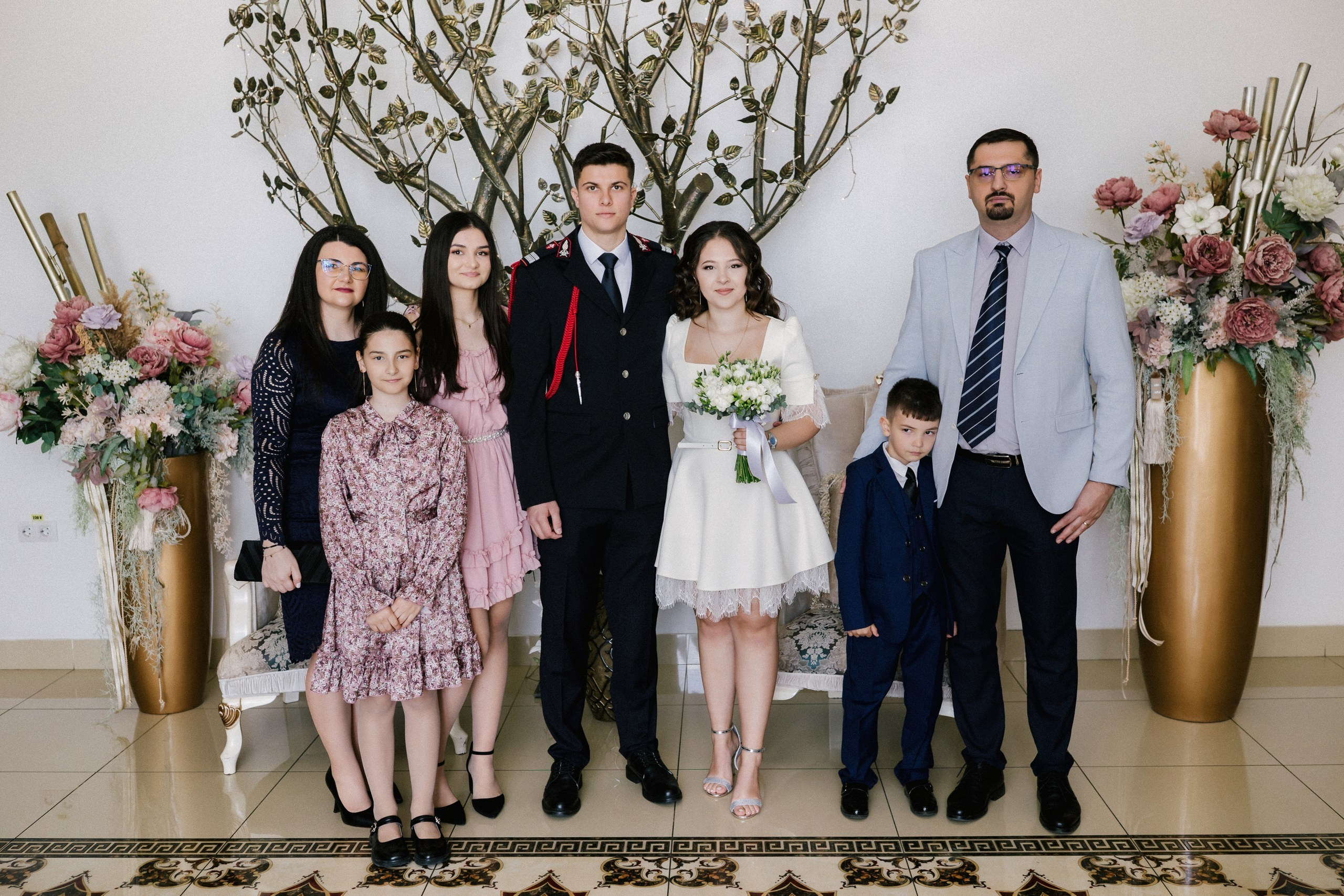 Povestitor prin fotografie - Fotograf nuntă Botoșani  – Alin Chirilă -* Gabriel și Denisa la starea civilă în Unțeni Botoșani, fotografie de cuplu pe scări elegante, Alin Chirilă fotograf* Mire și mireasă după cununia civilă în comuna Unțeni Botoșani, ședință foto realizată de AlinoFotoStudio* Fotograf stare civilă Botoșani, Gabriel și Denisa privindu-se cu drag pe scările locației de eveniment* Cuplu proaspăt căsătorit la cununia civilă Unțeni, fotografie romantică realizată de Alin Chirilă fotograf* Gabriel și Denisa după ceremonia civilă, ședință foto la Restaurant Luceafărul Popas Cucorăni* Fotograf evenimente Botoșani, stare civilă Unțeni, mire și mireasă în cadru elegant și luminos* Mire în uniformă și mireasă cu buchet alb, fotografie de nuntă civilă în județul Botoșani* AlinoFotoStudio portret de cuplu la stare civilă, Gabriel și Denisa în ziua logodnei civile* Fotograf cununie civilă Botoșani, moment romantic surprins la Popas Cucorăni Luceafărul* Gabriel și Denisa și-au spus da la Unțeni Botoșani, amintiri fotografice naturale și elegante* Mireasă cu păr ondulat și mire în uniformă militară, fotografie de cuplu la stare civilă* Alin Chirilă povestitor prin fotografie, cununie civilă Gabriel și Denisa în Botoșani* Ședință foto de stare civilă Botoșani, cuplu pe scări decorative într-un cadru rafinat* Fotograf nuntă și stare civilă Suceava Botoșani Iași, Gabriel și Denisa în ziua cea mare* Imagine romantică de la cununia civilă Unțeni, mire și mireasă zâmbind unul către celălalt, fotograf uvertura mall Botoșani, fotograf mall- servicii foto- video Botoșani 