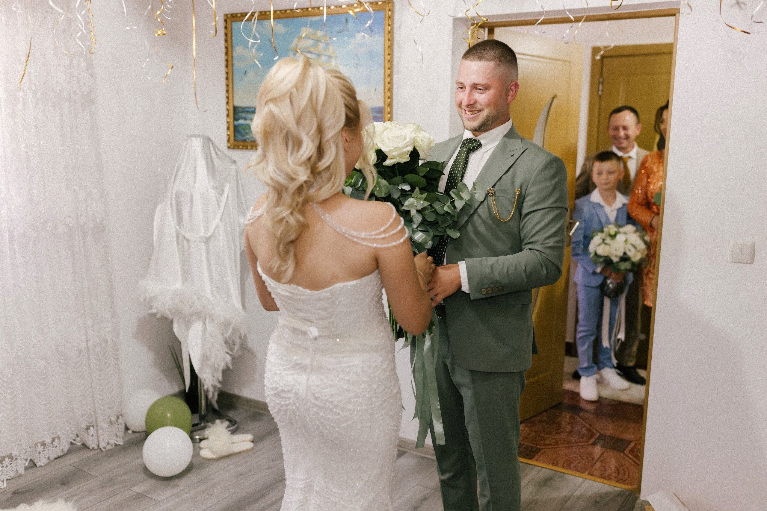 - mireasă Lavinia pregătire casa părintească Hârlău- mire Mihai pregătire Flămânzi cavalerii de onoare- fotograf nuntă Casa Jorovlea- ședință foto miri Mihai și Lavinia- nuntă elegantă Casa Jorovlea- fotografie de nuntă naturală România- domnișoare de onoare pregătire mireasă- emoții nuntă biserică- dansul mirilor Casa Jorovlea* fotograf profesionist nuntă Botoșani Iași* fotografie documentară de nuntă- familie și prieteni la nuntă- nași Mihai și Nicoleta nuntă- portret mireasă în lumină naturală- petrecere nuntă Casa Jorovlea- Nuntă Mihai și Lavinia – momente emoționante din ziua nunții, pregătirile mirilor în Hârlău și Flămânzi, ceremonia religioasă și ședința foto realizată de  AlinoFotoStudio -  Mireasa Lavinia în timpul pregătirilor la Hârlău-  Mihai pregătit de cavalerii de onoare în Flămânzi - Ceremonia religioasă a mirilor Mihai și Lavinia-Ședință foto romantică de nuntă Mihai și Lavinia - Dansul mirilor la petrecerea de nuntă -  fotograf nuntă Iași-  fotograf nuntă Botoșani- wedding photography Romania- AlinoFotoStudio - AlinoFotoStudio - Alin Chirilă fotograf - fotograf Botoșani - fotograf Iași - fotograf Hârlău - fotograf Bacău - fotograf Suceava - fotograf București - fotograf Neamț - servicii foto video - fotograf evenimente - fotograf nuntă - fotograf botez - wedding photographer Romania - ședință foto nuntă - fotografie de eveniment - wedding photography - fotografie profesională - fotograf profesionist România- povestitor prin fotografie, servicii foto - video -profesionale