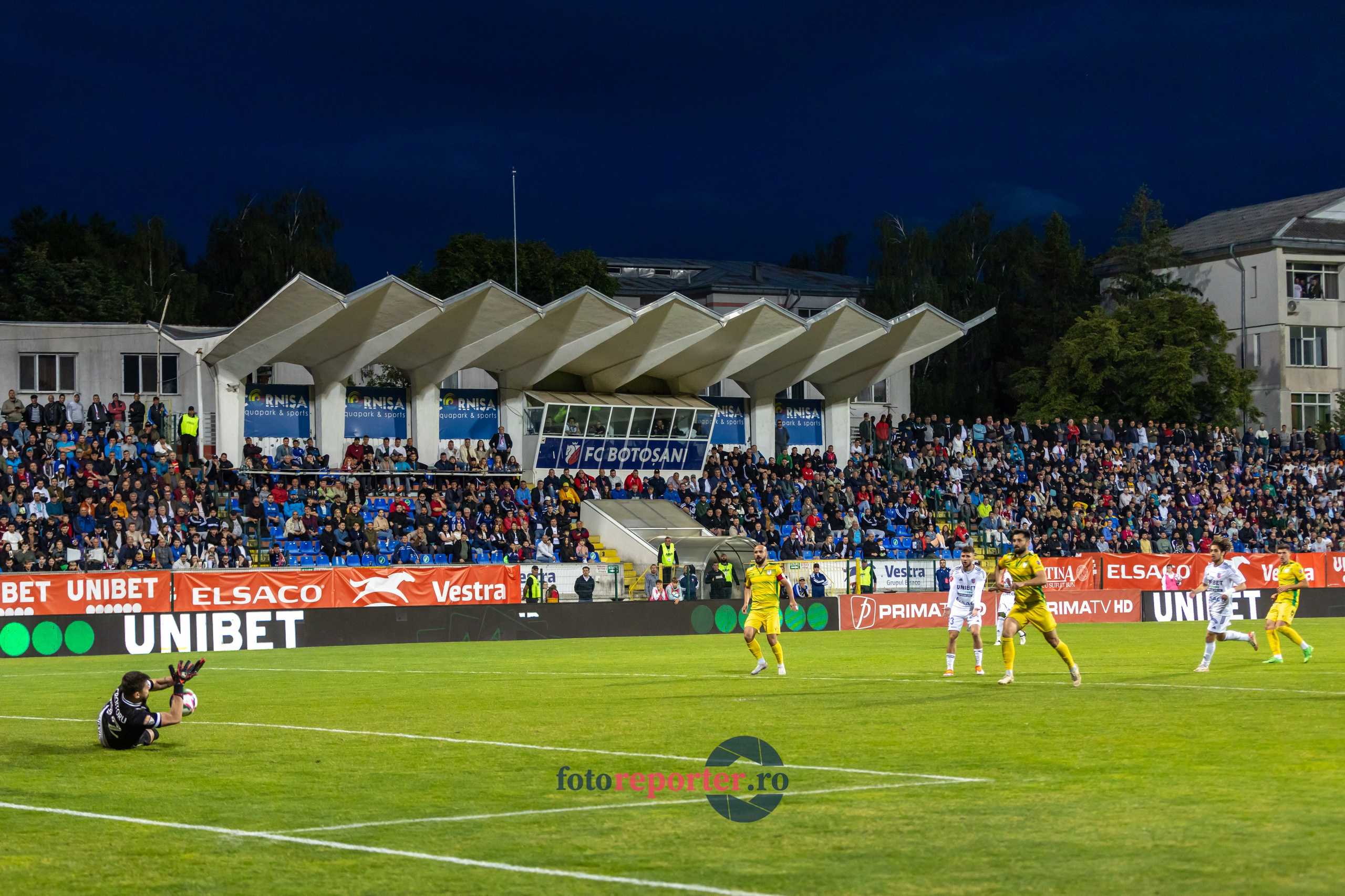 Galerie Foto: FC Botoșani vs. CS Mioveni - Pe 17 mai 2024, am fost martorii unei partide incredibile între FC Botoșani și CS Mioveni, în prima manșă a barajului pentru evitarea retrogradării. În fața unui stadion plin de emoție și speranță, echipa noastră a obținut o victorie importantă, cu un gol marcat de Aldair în minutul 93. 💪 *FC Botoșani 1-0 CS Mioveni*⚽️ Urmăriți momentele cheie ale meciului și bucuria suporterilor în această galerie foto! Pregătiți-vă pentru meciul de retur de pe 24 mai, când vom lupta din nou pentru a rămâne în prima ligă.#FCBotoșani #CSMioveni #BarajRetrogradare #ForzaBotoșani 
