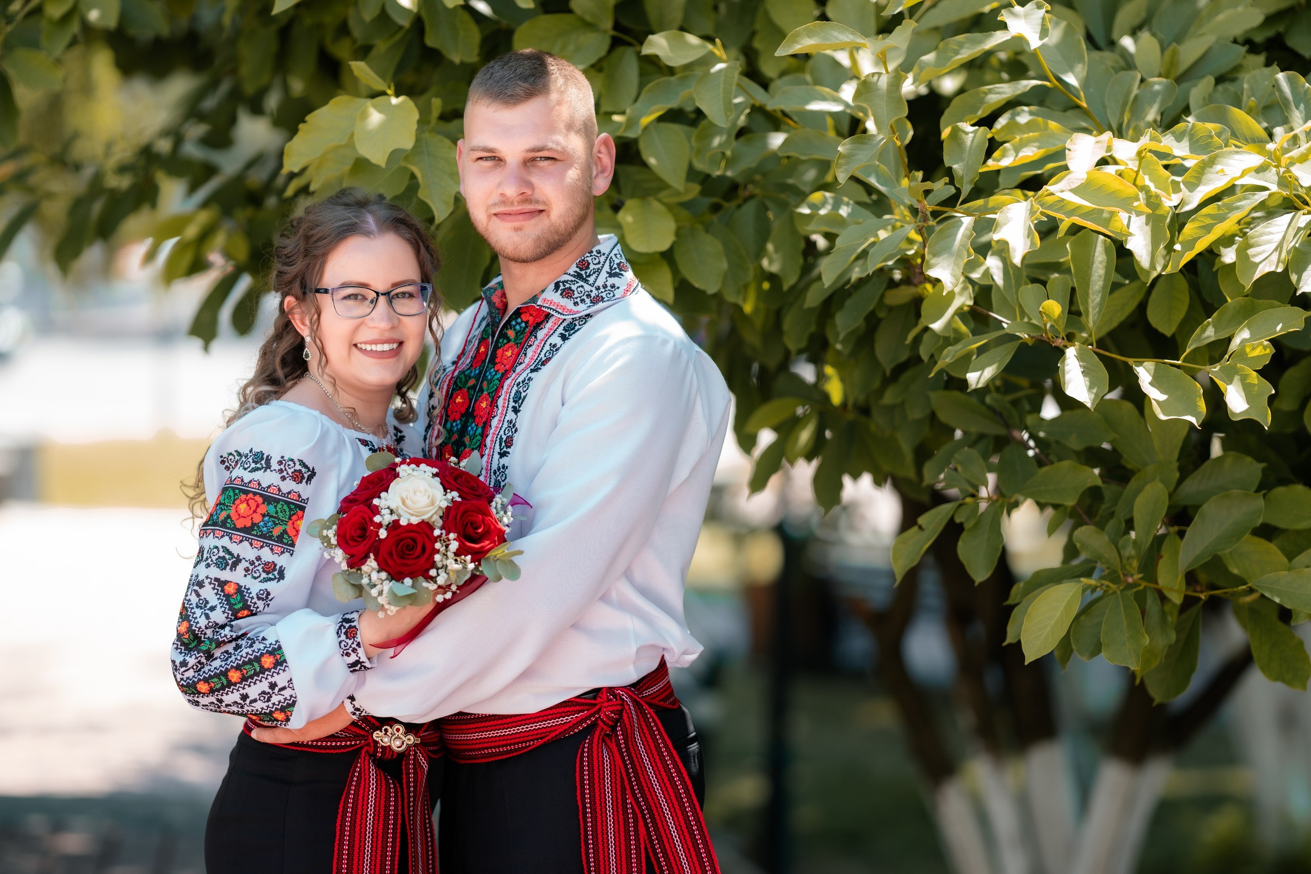 Fotograf stare civilă Siret – Andrei & Andreea în ie tradițională din Bucovina | AlinoFotoStudio