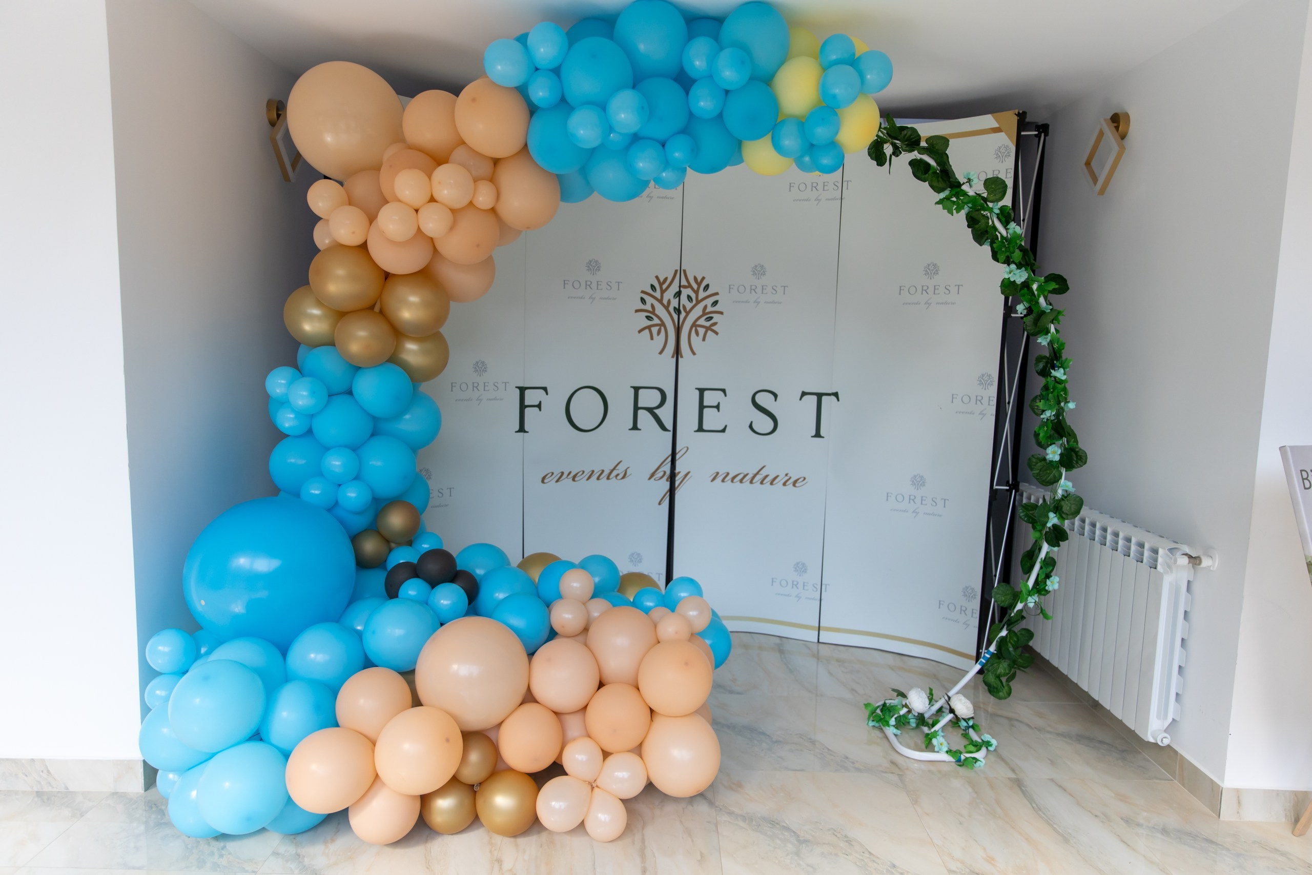 fotograf botez , fotografie botez Botoșani, fotograf Alin Chirilă, amintiri botez, fotografii botez, botez Miruna Parascheva, fotograf copii, fotografie botez în Botoșani-alt="botez , fotografie botez Alin Chirilă, amintiri botez, fotografii emoționante botez Botoșani"-- fotografii-botez-bebelus- amintiri-botez-micuț- moment-sfânt-crestinare- fotografie-emotionanta-botez- detalii-botez-bebelusi- parinti-fericiti-la-botez- fotograf-botez-profesionist- botez-in-biserica-ortodoxa- micuț-botezat-cu-emoție- zâmbete-și-lacrimi-la-botez- bebeluș-la-cristelniță- decor-botez-colorat- botez-cu-dragoste-și-credință- emotie-pura-la-botez- fotograf-botez-botosani- botez-iasi-suceava-fotograf- amintiri-nepretuite-botez-- Preotul ținându-l pe micuțul Mathias Gabriel la botez, în biserica Înălțarea Domnului, Copălău  - Detalii de la botezul lui Mathias – lumânare, trusou și icoană  - Familia lui Mathias Gabriel alături de micuț, în ziua botezului  - Portret emoționant cu mama și bebelușul în brațe, în biserică,fotograf profesionist evenimente Botoșani, Iași, Suceava, Fălticeni, Bacău, Pașcani, Roman - AlinoFotoStudio by Alin Chirilă - servicii foto nuntă, botez, cununie, ședințe foto creative, albume personalizate, fotografii emoționante și calitative pentru cele mai importante momente din viață,fotograf nuntă Botoșani Alin Chirilă,  ședință foto botez Iași - AlinoFotoStudio,  servicii fotograf profesionist evenimente Suceava,  fotograf cununie civilă Fălticeni - Alin Chirilă,  album foto nuntă personalizat Bacău.“Bebeluș botezat în biserică, ținut în brațe de nași”	•	“Detaliu cu lumânarea de botez decorată cu flori albe”	•	“Părinți emoționați alături de copilul lor la ceremonia de botez”	•	“Masa festivă de botez cu decor tematic și tort personalizat”	•	“Momentul în care preotul toarnă apă sfințită pe fruntea bebelușului”	“Bebeluș în rochie albă de botez, zâmbind în brațele mamei”	•	“Detaliu cu cruciulița de botez așezată pe o pernă de satin”	•	“Părinți și nași aprinzând lumânările în timpul ceremoniei de botez”	•	“Tort de botez decorat cu figurine tematice și numele copilului”	•	“Copil botezat dormind liniștit în pătuțul decorat festiv”	•	“Momentul în care preotul binecuvântează copilul în fața altarului”	•	“Invitați adunându-se în jurul mesei festive la petrecerea de botez”	•	“Bebeluș ținând în mână o jucărie personalizată primită la botez”	•	“Familie fericită pozând împreună după ceremonia de botez”	•	“Decor tematic cu baloane și flori la locația petrecerii de botez” fotograf Botoșani fotograf evenimente fotograf botez Alin Chirila fotograf alinofotostudio.fotograf botez Amelis Maria, fotografie botez Botoșani, fotograf Alin Chirilă, amintiri botez, fotografii botez, botez Amelis Maria, fotograf copii, fotografie botez în Botoșani,