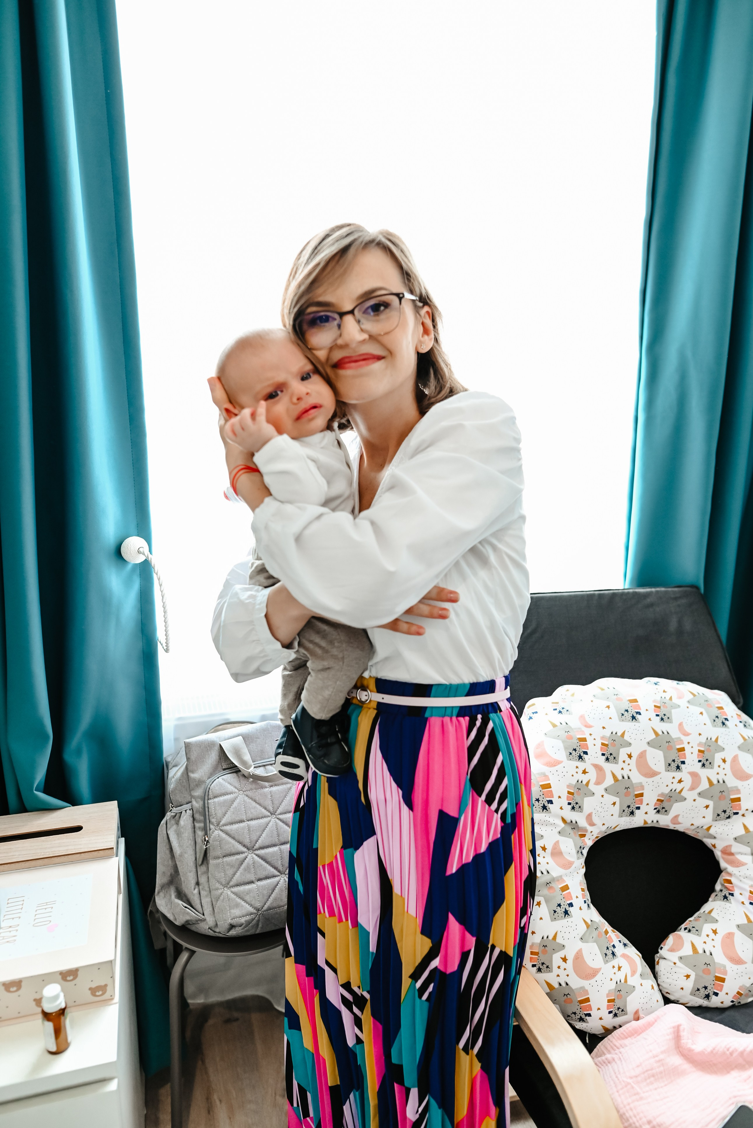 Bebeluș la botez surprins în brațele mamei – Ana Maria Drăgan fotografie