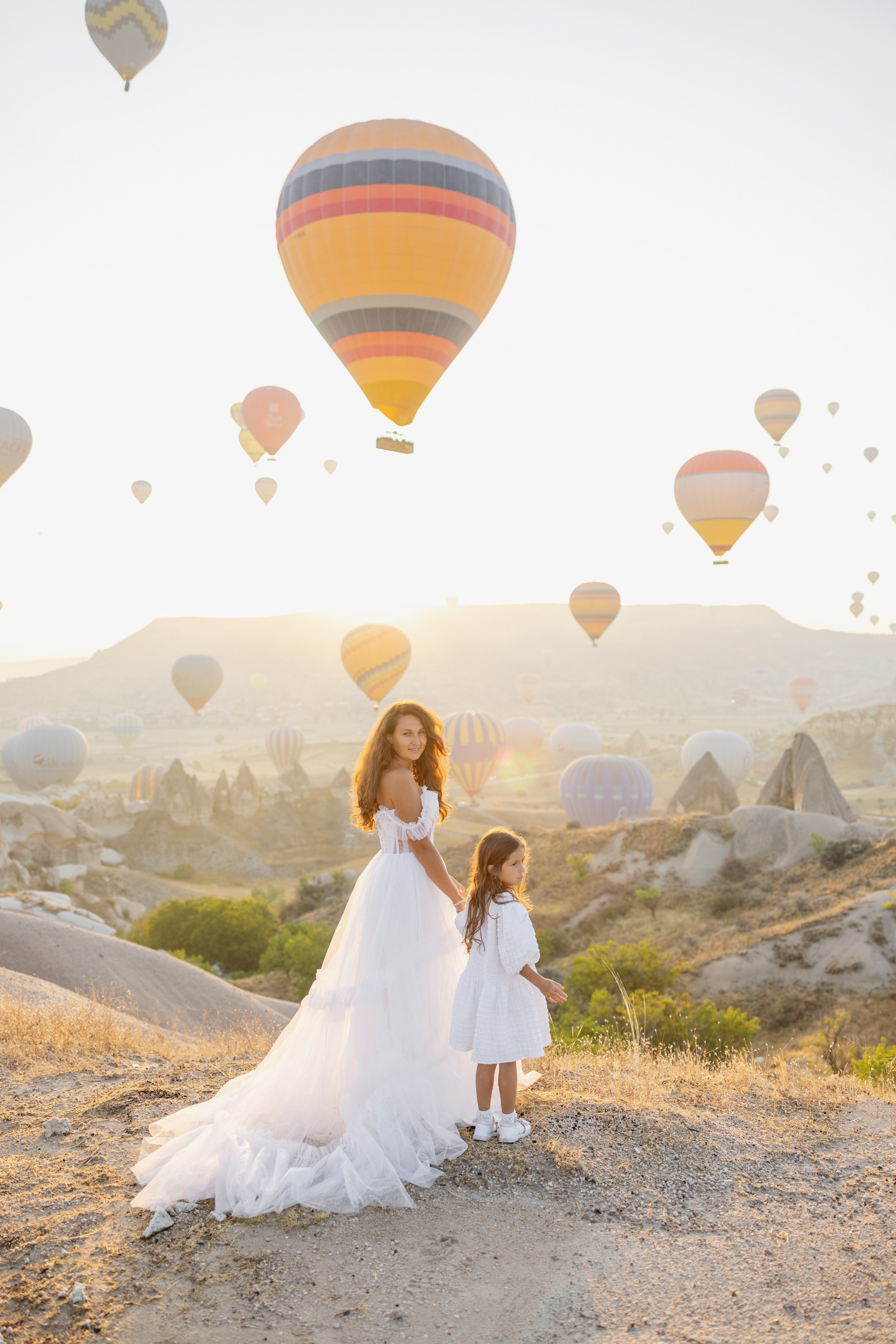 Family Photoshoot at Sunrise with Cappadocia’s Hot Air Balloons. Julia Ganch I Fashion Wedding Photography I Cappadocia Turkey