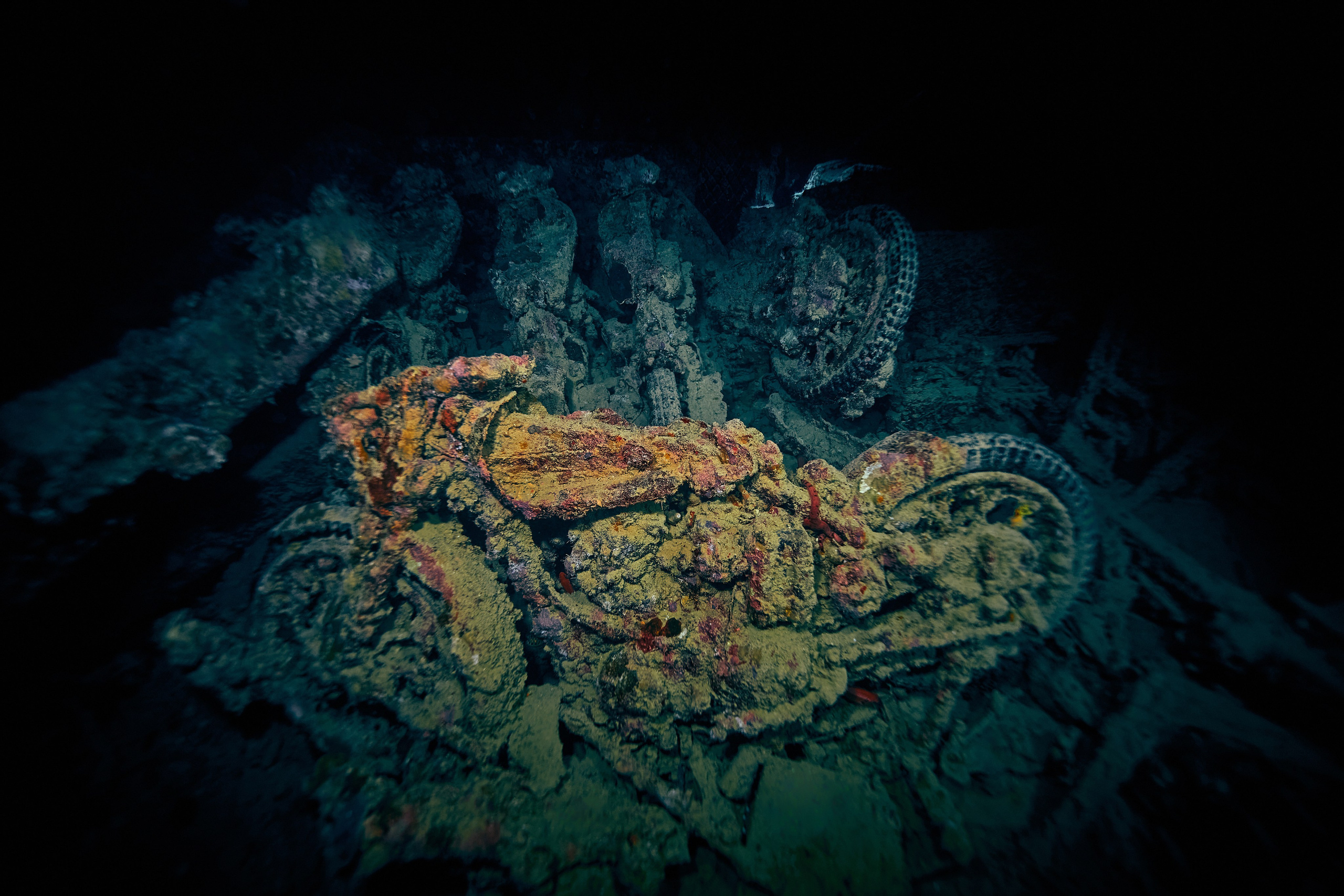 Underwater photographer Andriej Szypilow - photos of the mysterious SS Thistlegorm - sunken ship in the red sea