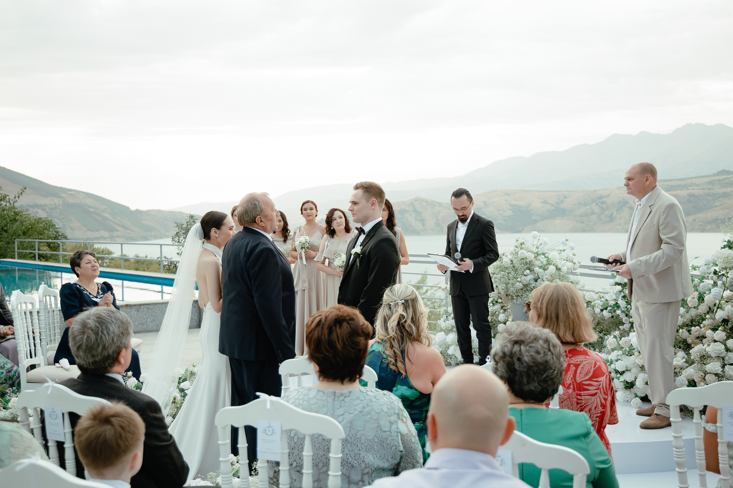 Thomas & Suyumbika. Главная