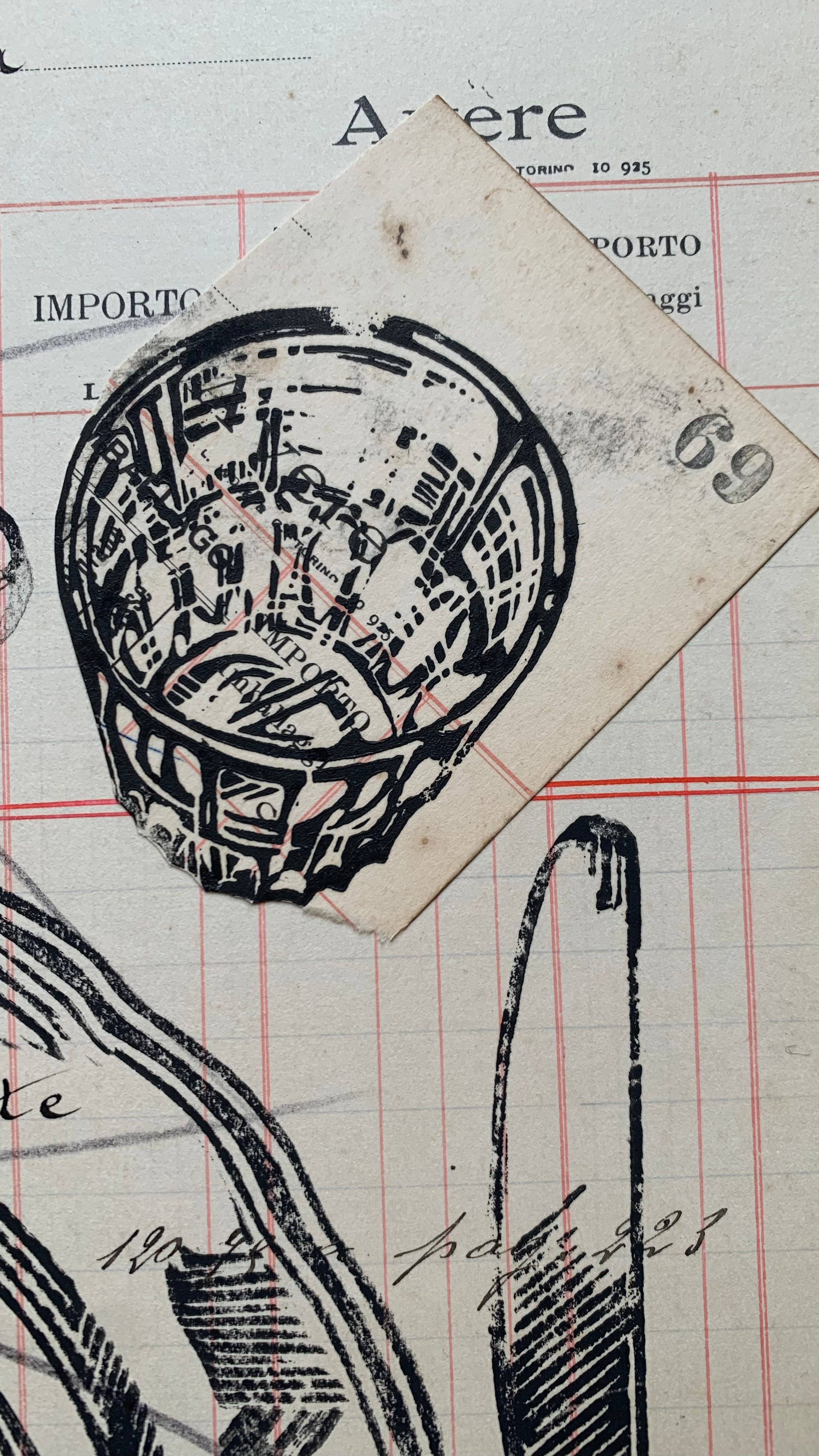 La serie Panem Quotidianum si sviluppa come operazione di riattivazione archivistica: un registro contabile del 1918–1930, proveniente da un’azienda vinicola piemontese, diventa matrice concettuale e supporto materiale. Il numero di pagina determina il titolo dell’opera, mentre l’intervento manuale in linoleografia introduce piatti e posate stampati uno a uno dall’artista. Il lavoro indaga il pasto condiviso come dispositivo simbolico e sociale, interrogando la relazione tra economia e sacralità, tra consumo e gratitudine, tra ricchezza spirituale e povertà. La tradizione gastronomica italiana si trasforma così in campo semantico e rituale.