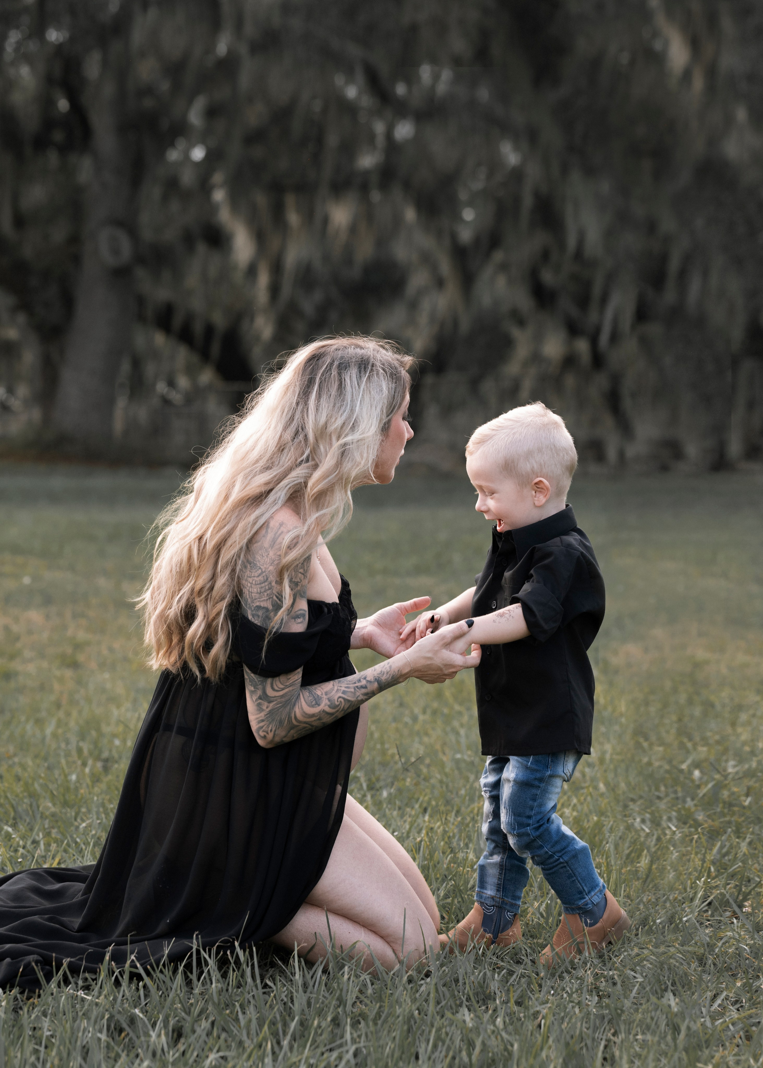 Maternity session outside. Portrait, kids and family photographer in Wesley Chapel Alina Alice Osipova
