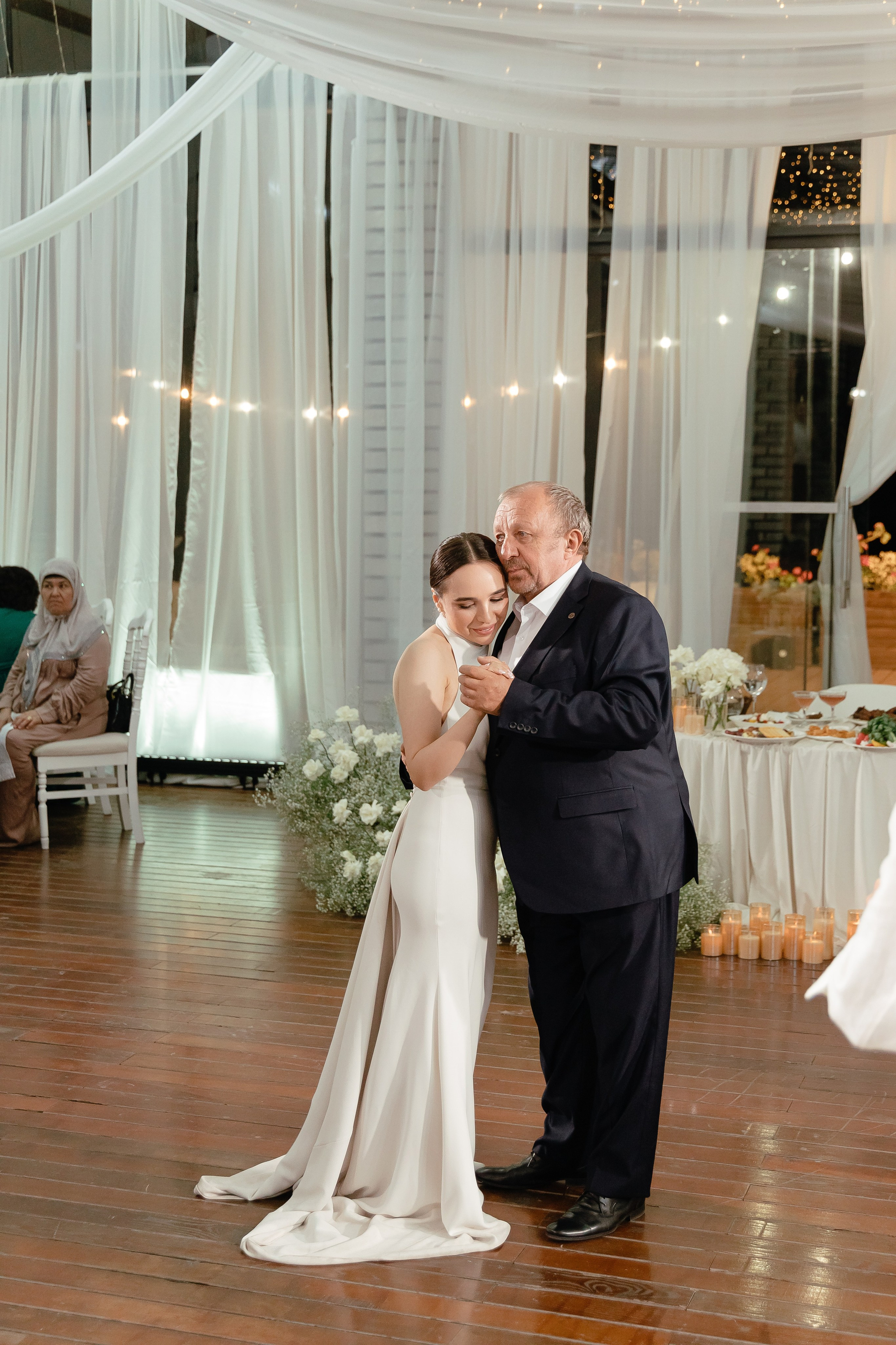 Thomas & Suyumbika. Главная