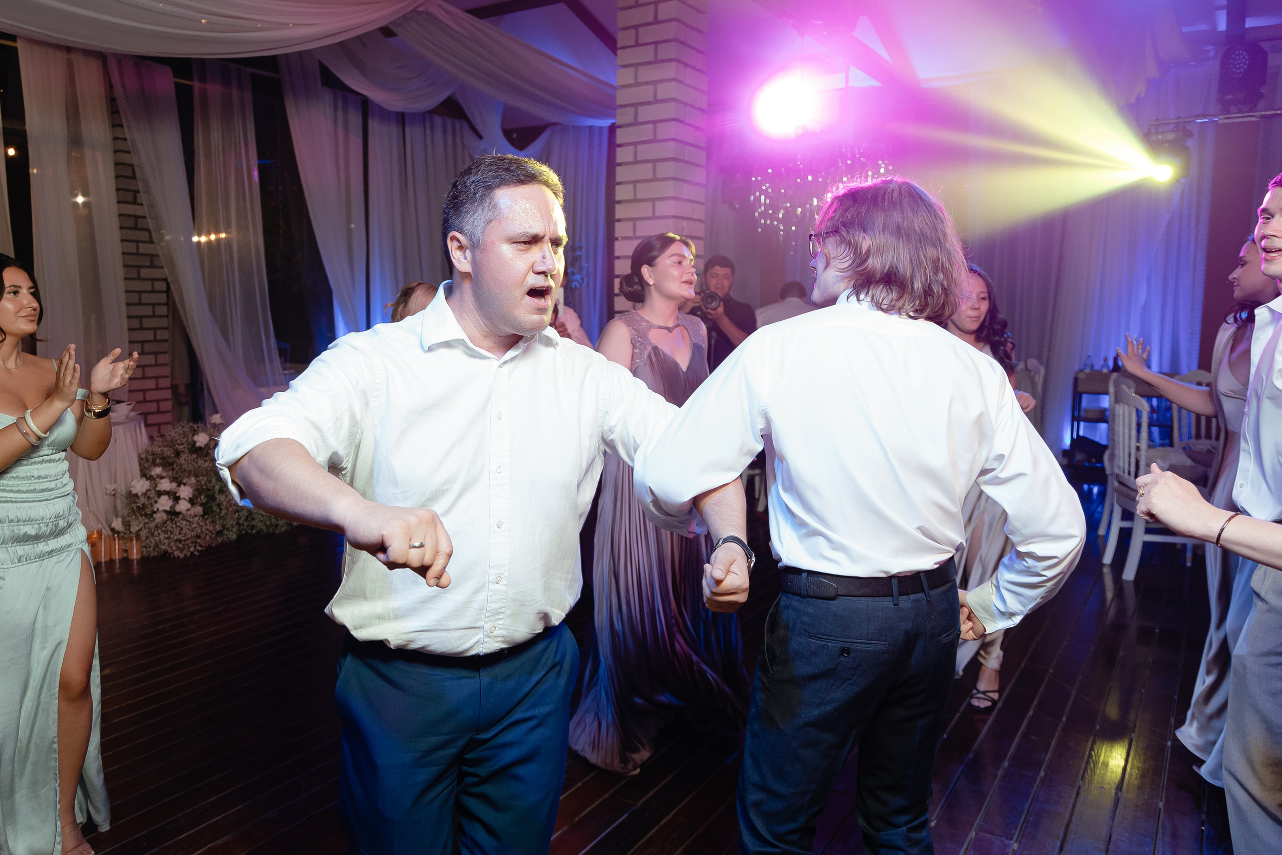 Thomas & Suyumbika. Главная