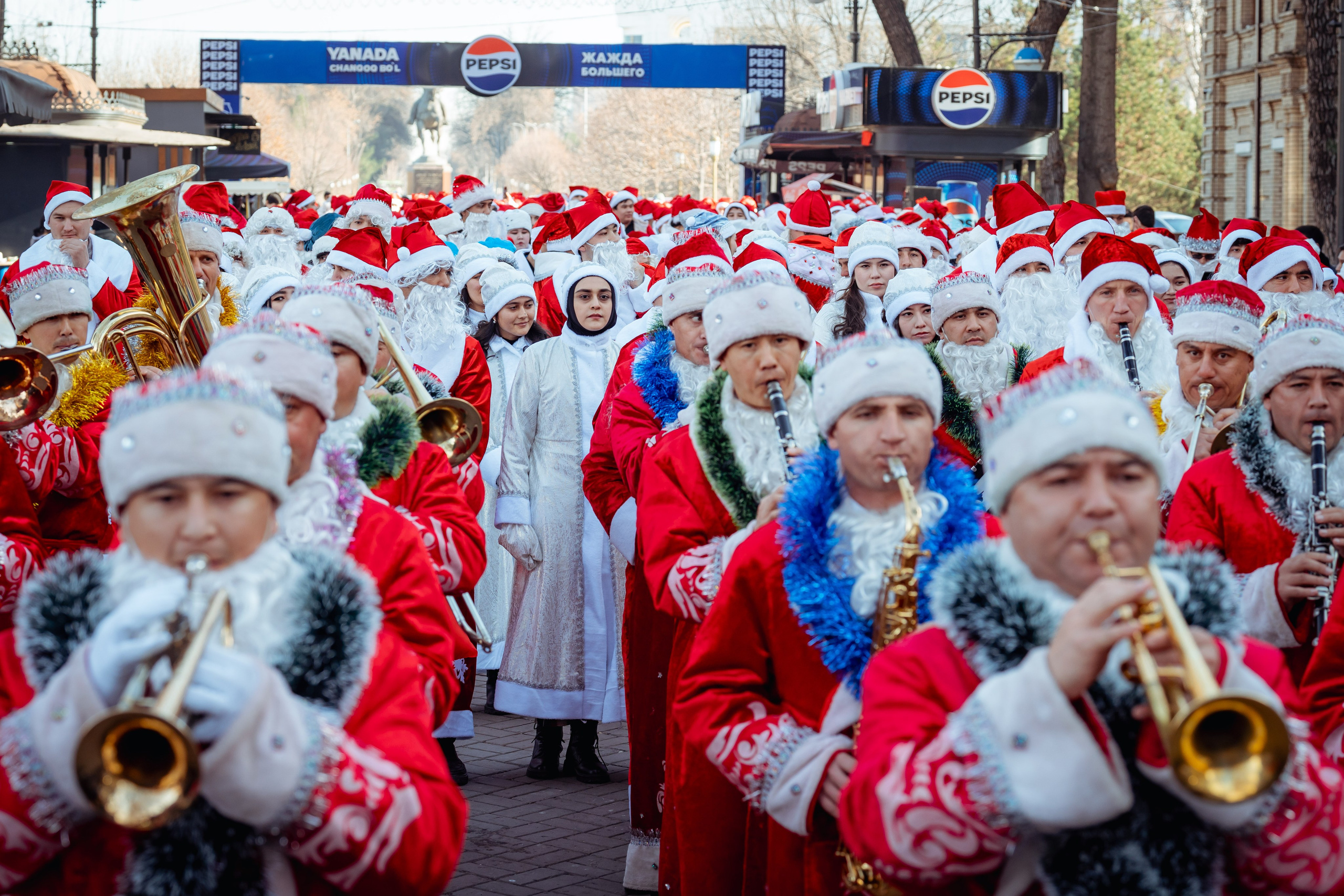 Парад Дедов Морозов. Георгий Намазов | Фотограф в Ташкенте