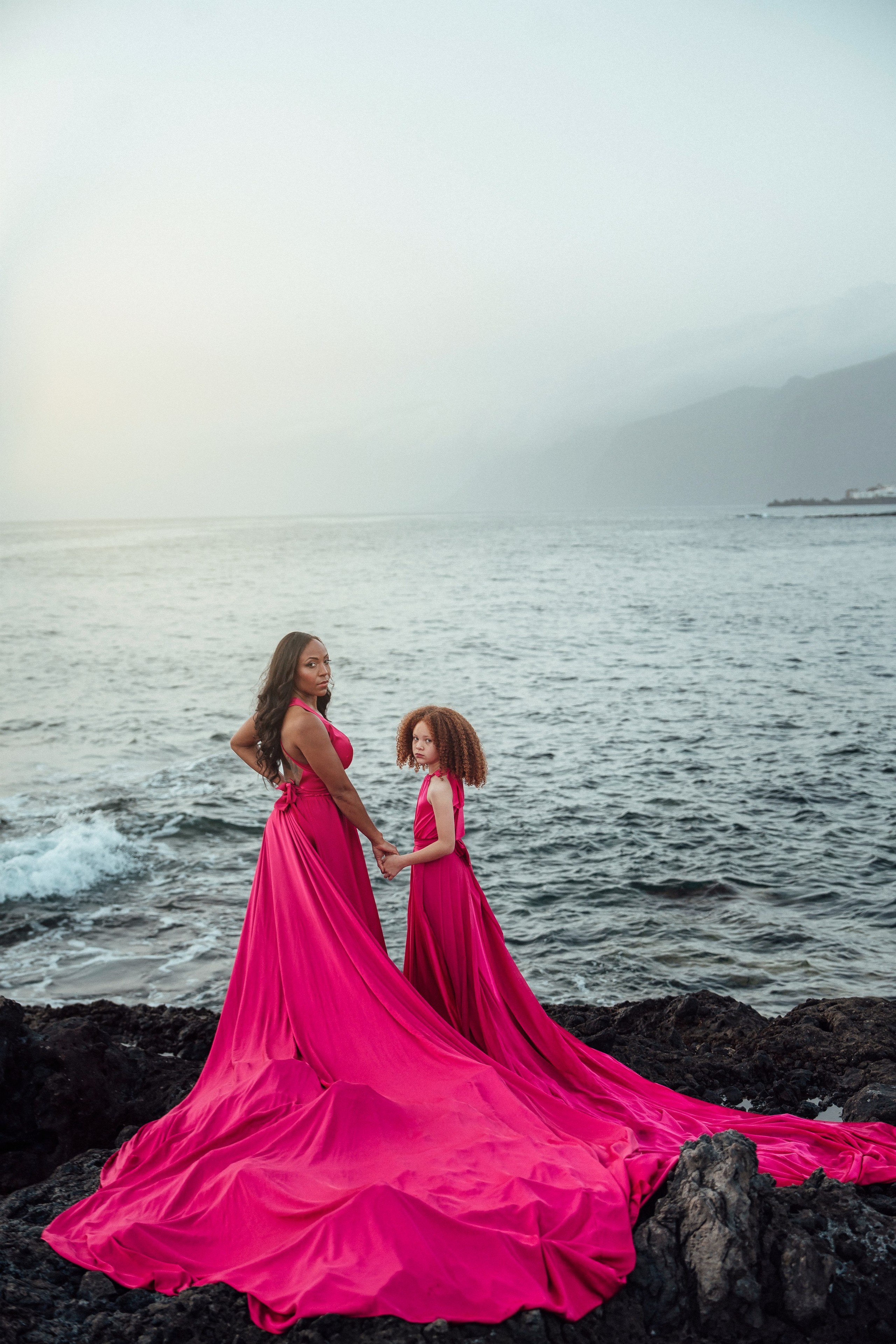 Sesión de mamá e hija en fucsia: ejemplos con vestidos de cola. Tania Bonnet | Fotógrafa profesional en Tenerife – Sesiones con vestidos voladores
