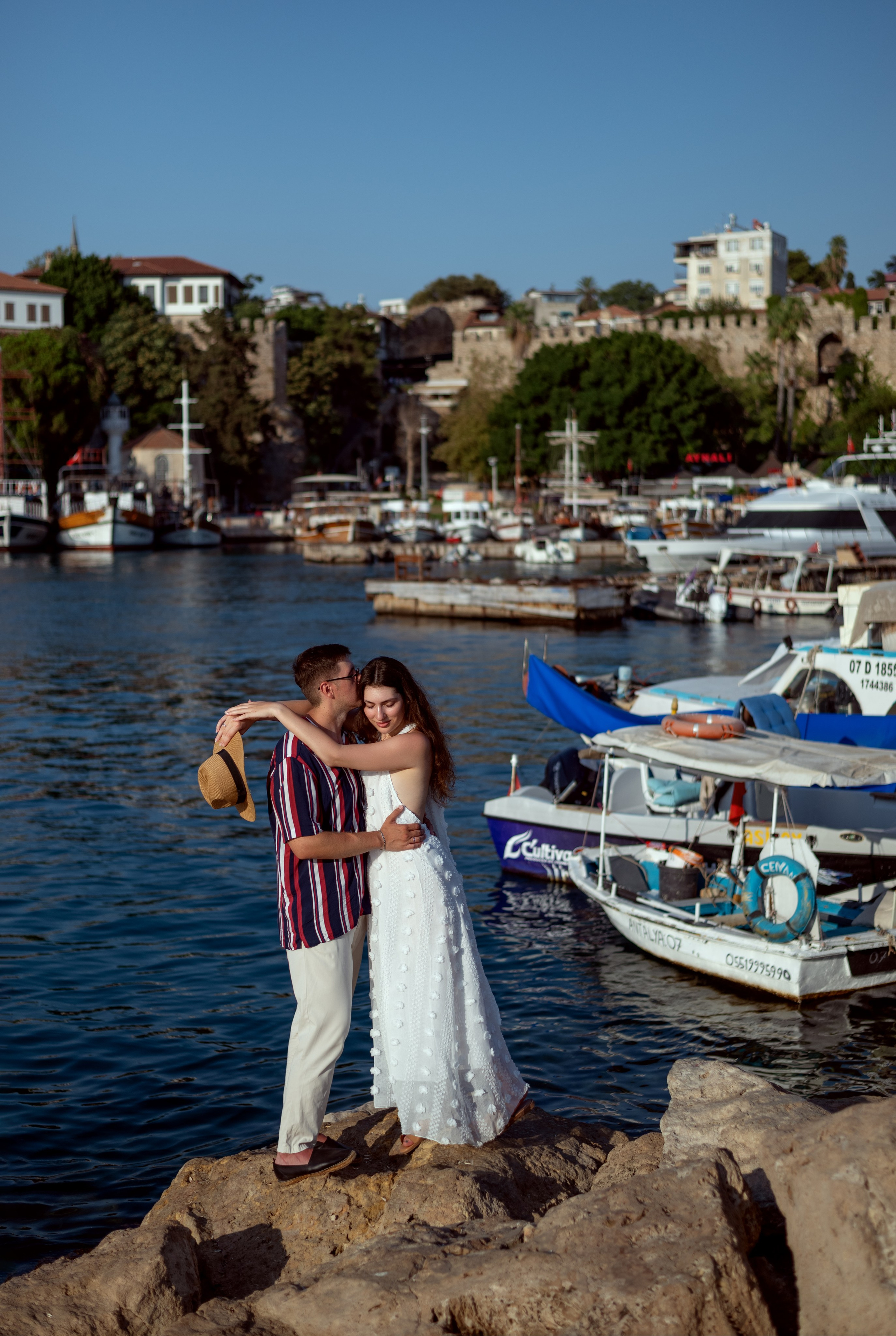 пара в порту с яхтами в старом городе Калеичи в Анталии