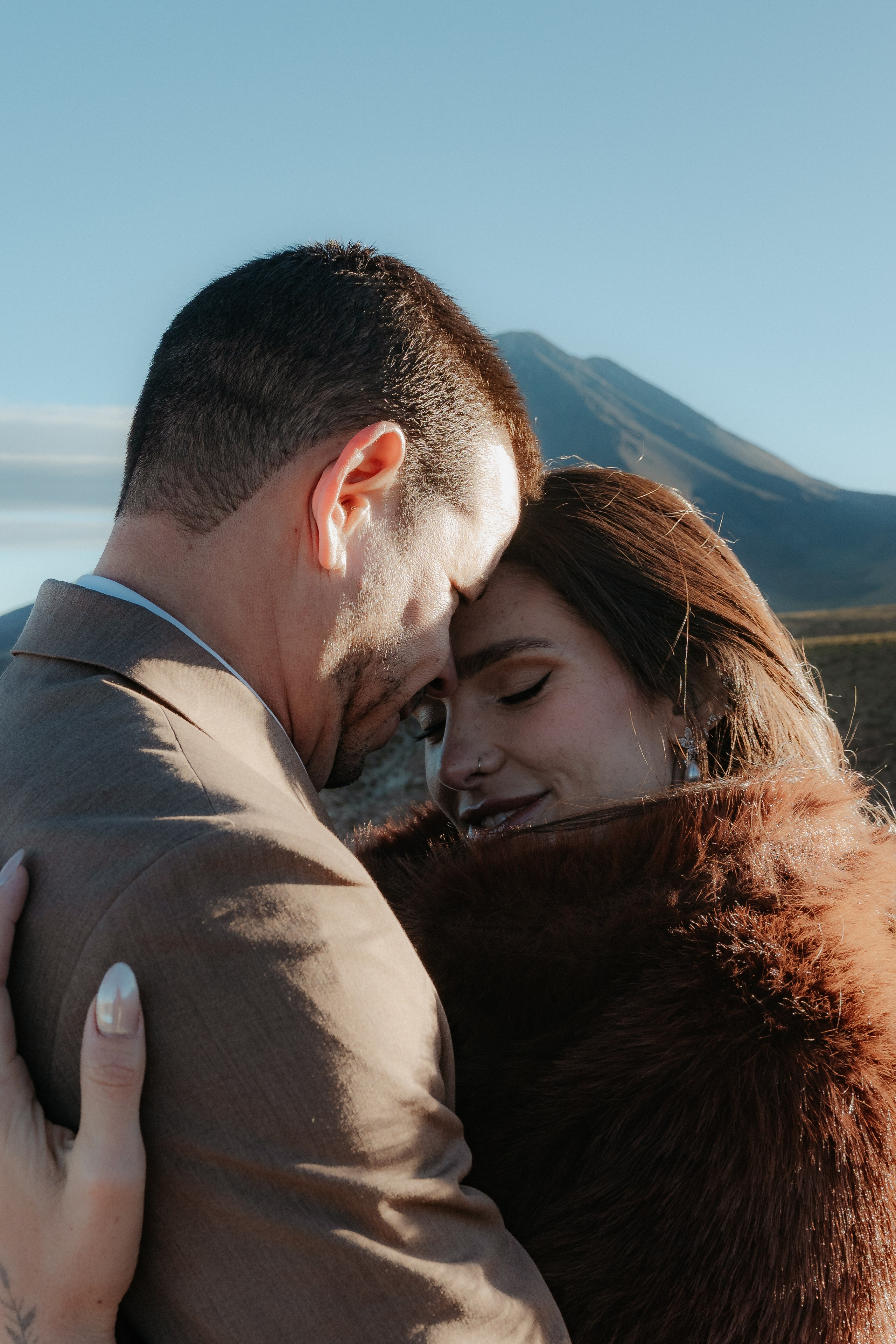 Pre-wedding no mirante do vulcão Licancabur. Photographer in San Pedro de Atacama