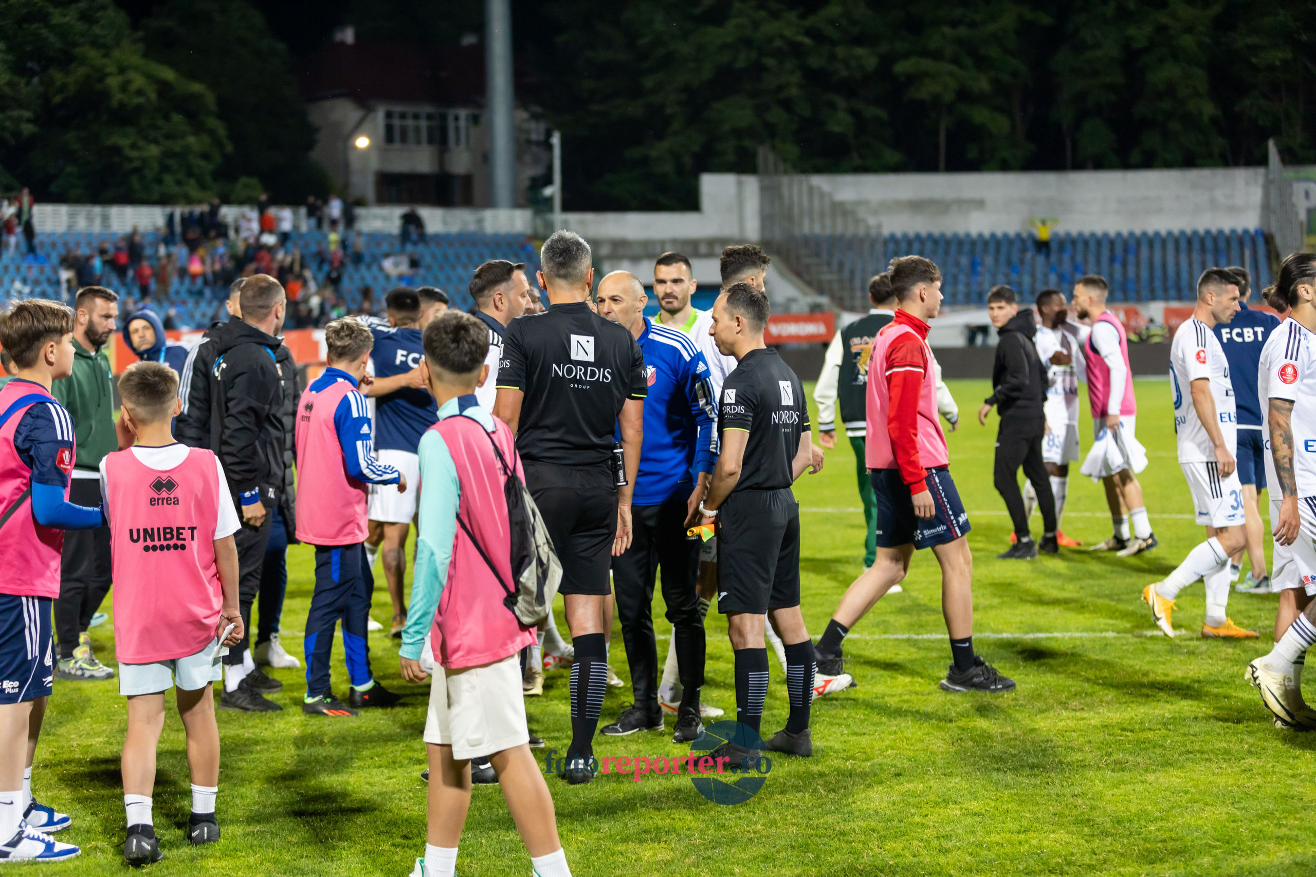 Galerie Foto: FC Botoșani vs. CS Mioveni - Pe 17 mai 2024, am fost martorii unei partide incredibile între FC Botoșani și CS Mioveni, în prima manșă a barajului pentru evitarea retrogradării. În fața unui stadion plin de emoție și speranță, echipa noastră a obținut o victorie importantă, cu un gol marcat de Aldair în minutul 93. 💪 *FC Botoșani 1-0 CS Mioveni*⚽️ Urmăriți momentele cheie ale meciului și bucuria suporterilor în această galerie foto! Pregătiți-vă pentru meciul de retur de pe 24 mai, când vom lupta din nou pentru a rămâne în prima ligă.#FCBotoșani #CSMioveni #BarajRetrogradare #ForzaBotoșani 
