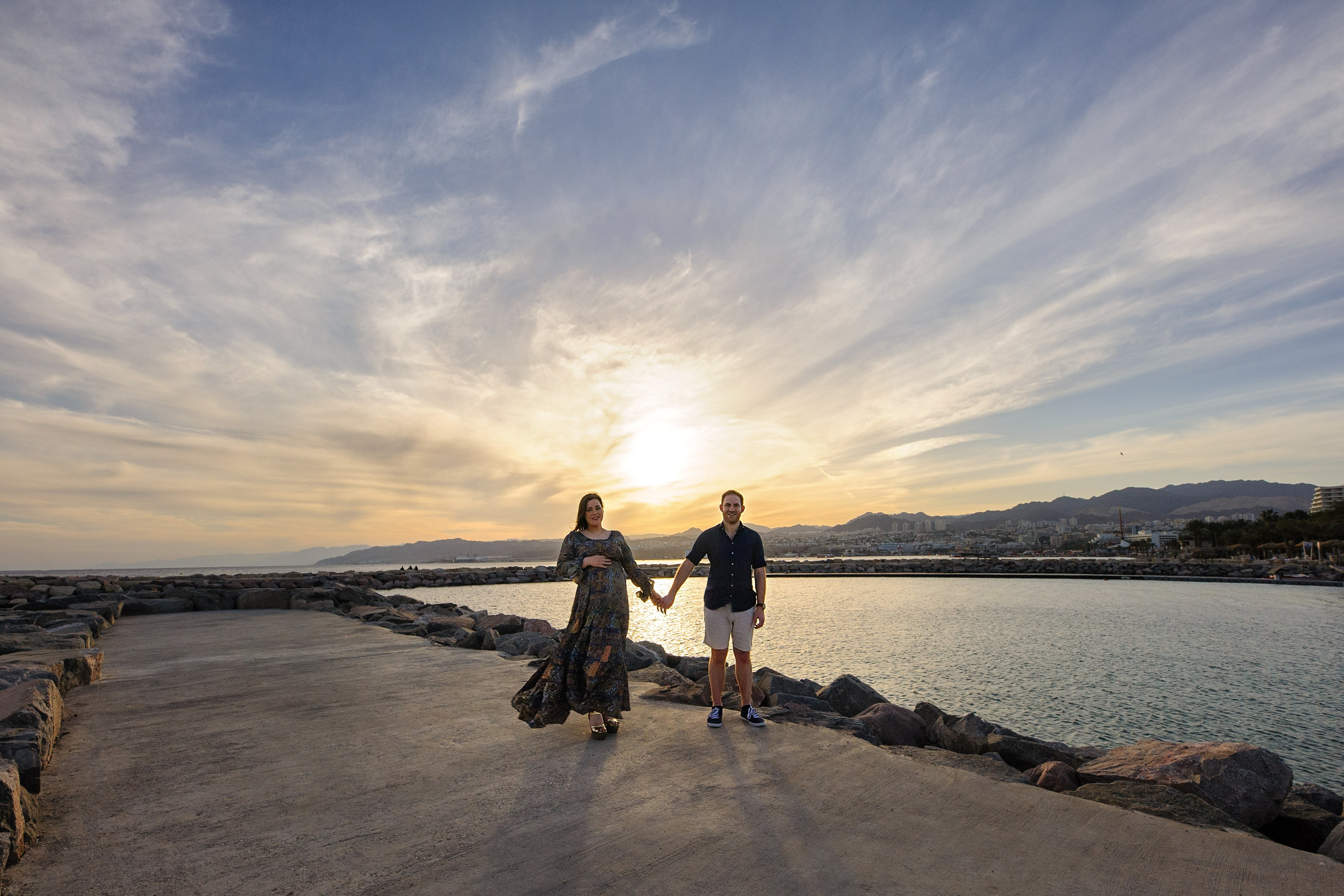 Pregnancy photoshooting for Saul and Jessica at sunset on the Red Sea. צלמת משפחה ילדים הריון וסיפורי אהבה באילת ישראל אולגה אמצ'יסלבסקי