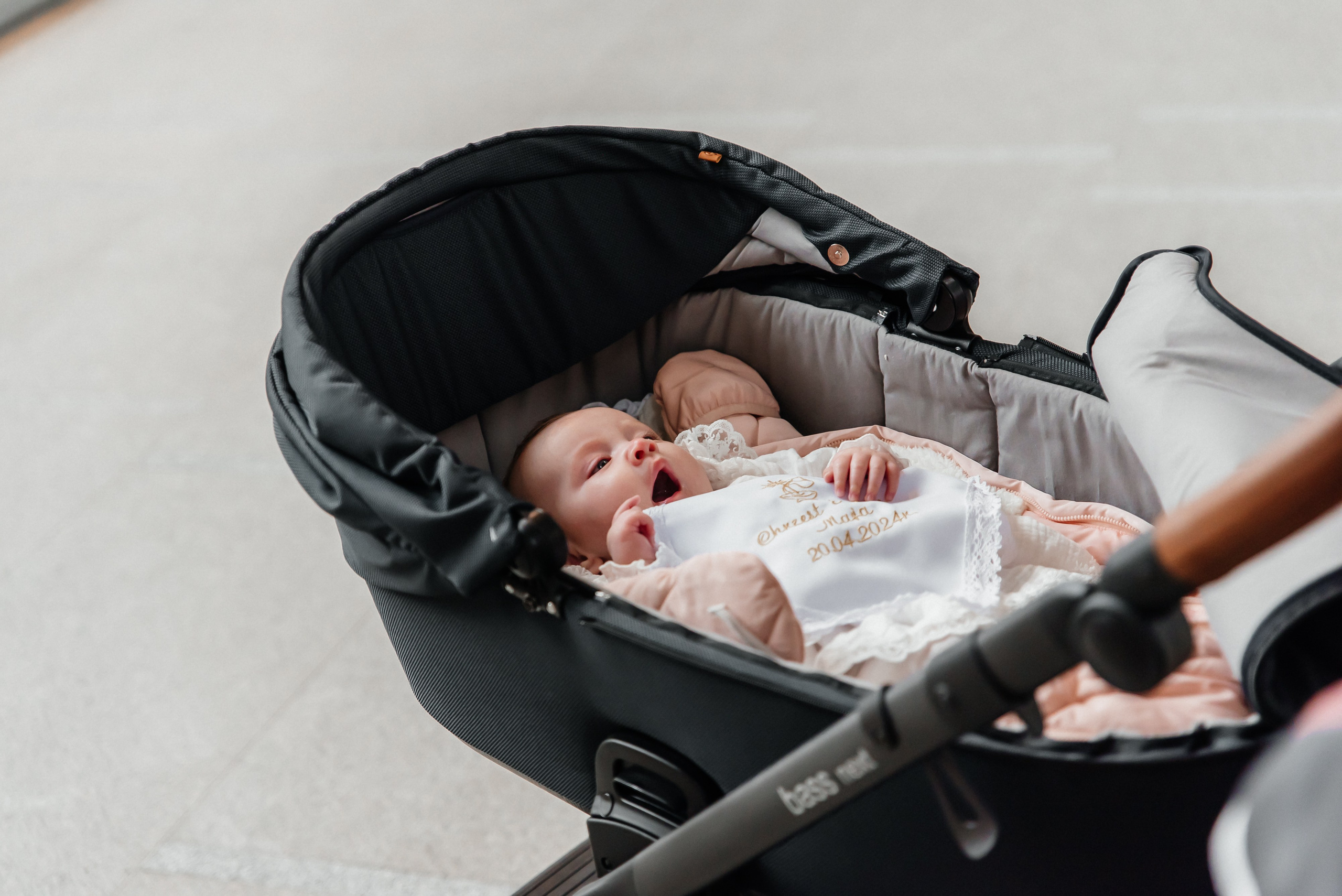 Chrzest Maja. Eugene Save – Fotograf Ślubny i Rodzinny | Warszawa i Cała Polska